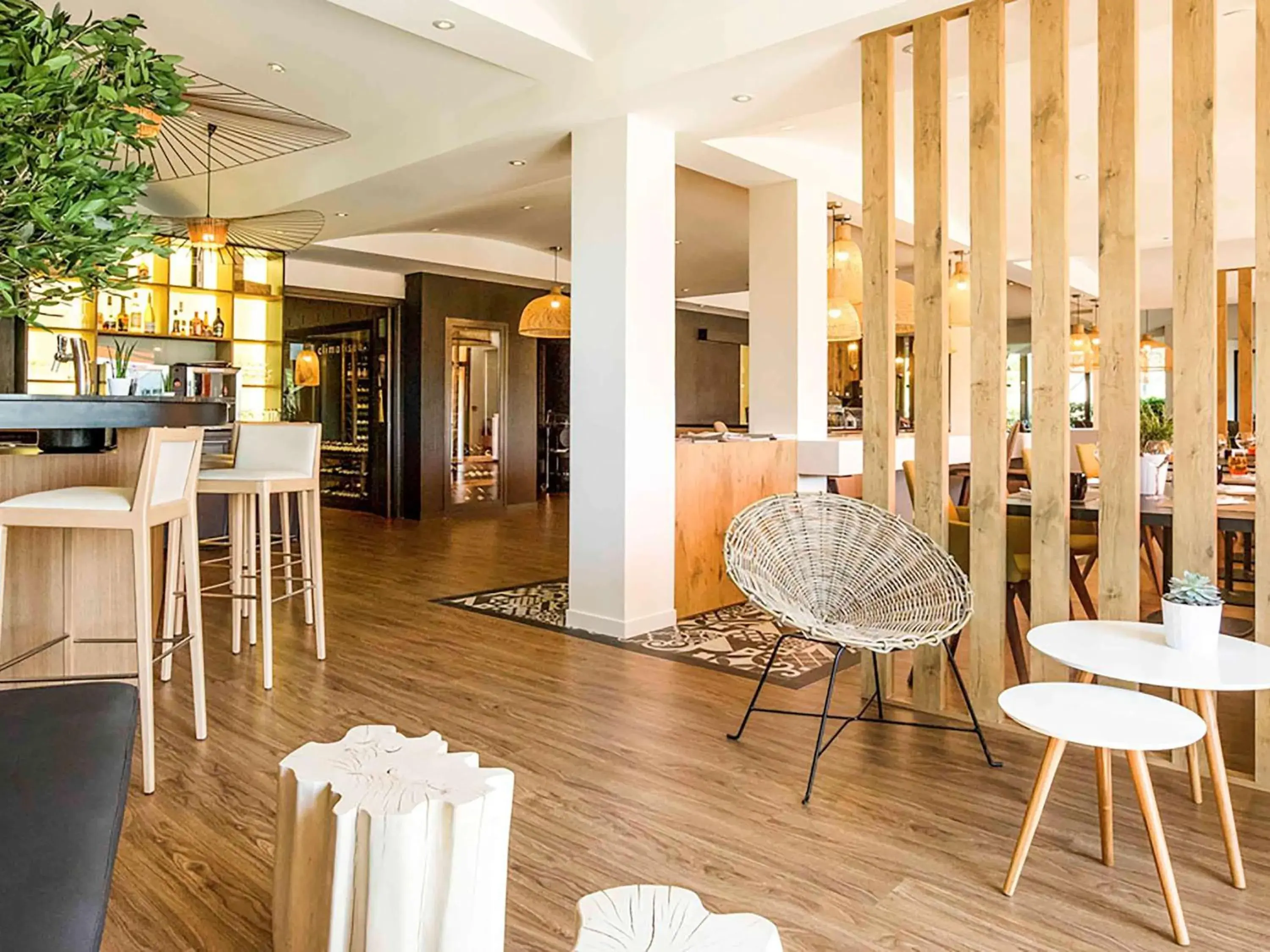 Lounge or bar in ibis Beaune La Ferme Aux Vins Lounge or bar in ibis Beaune La Ferme Aux Vins
