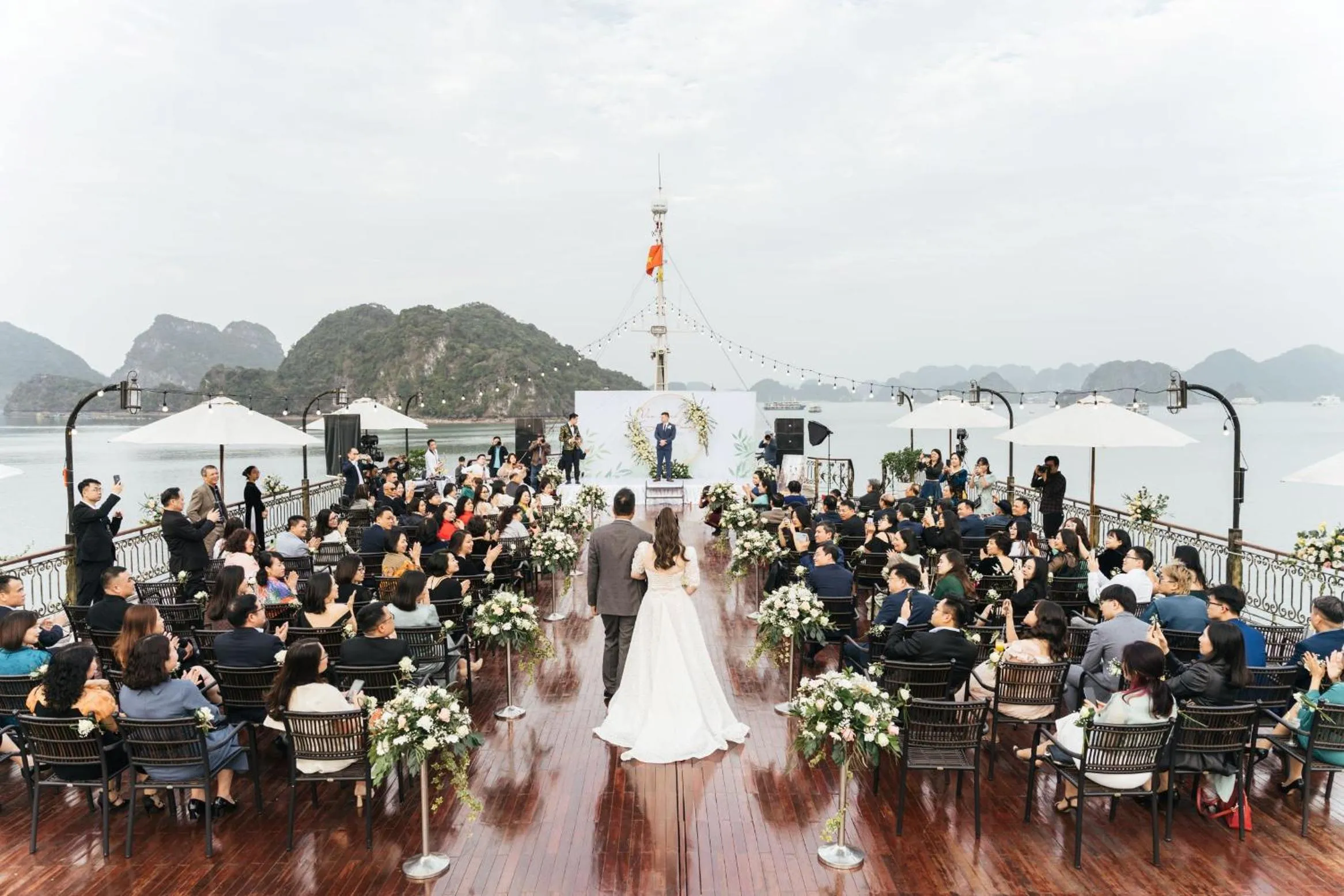 wedding in Indochine Cruise Lan Ha Bay