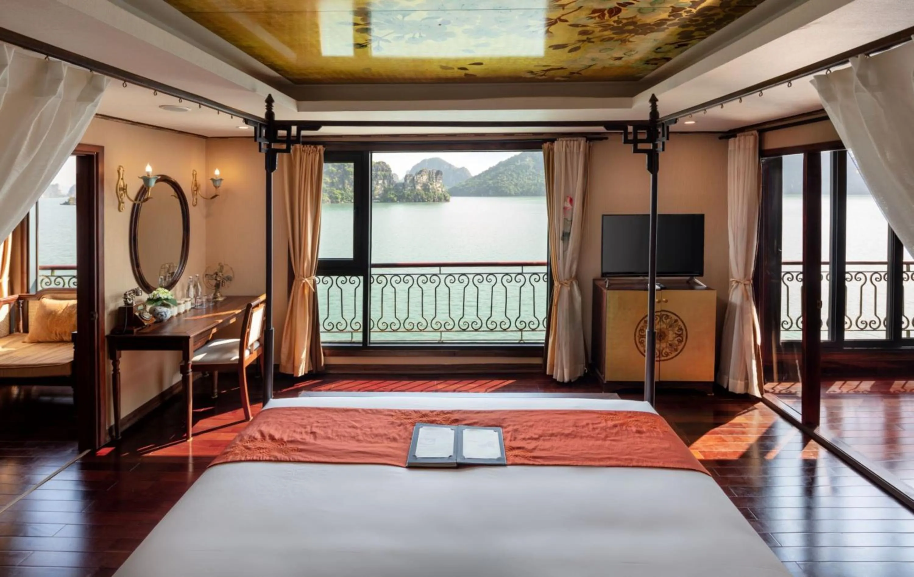 Sea view, Bed in Indochine Cruise Lan Ha Bay