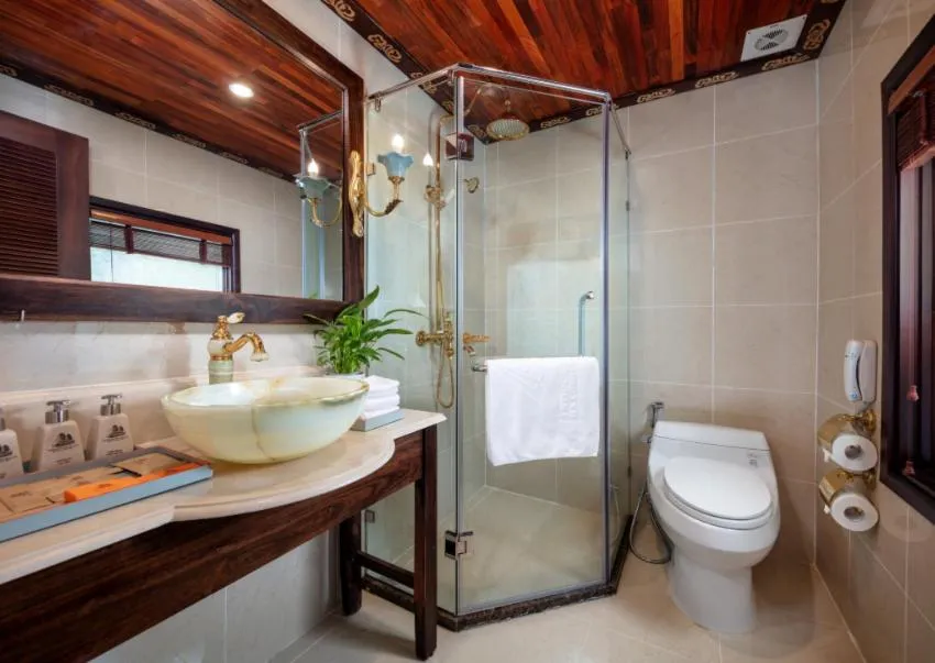 Bathroom in Indochine Cruise Lan Ha Bay