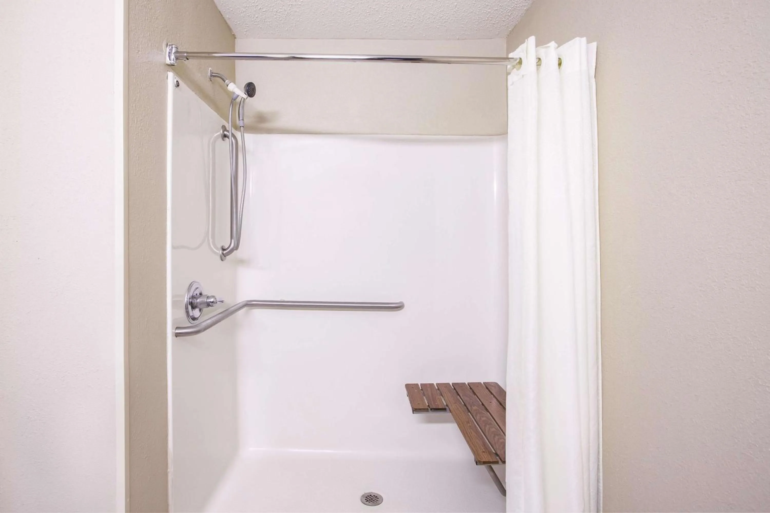 Photo of the whole room in La Quinta Inn by Wyndham Richmond South