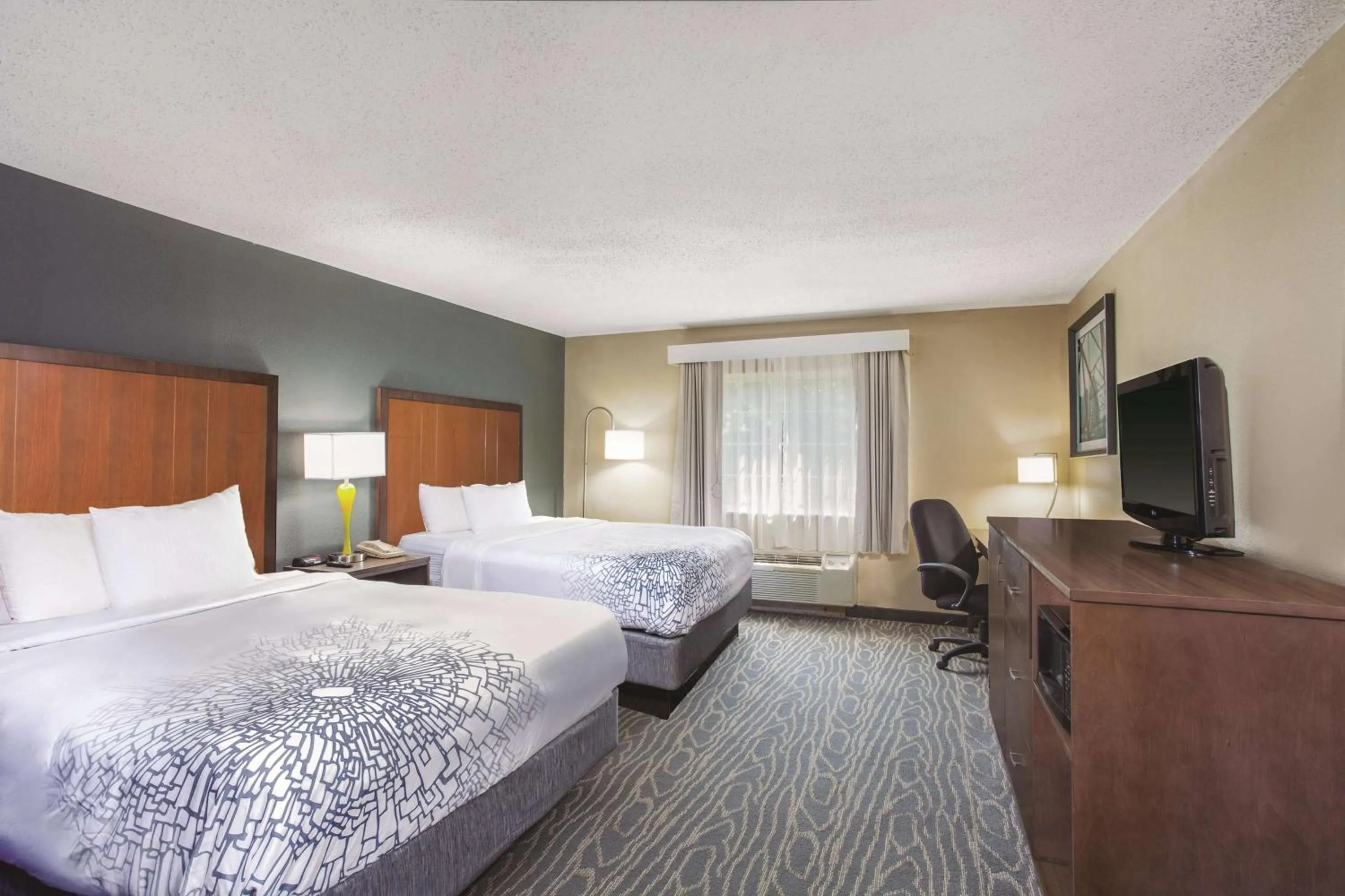 Photo of the whole room, Bed in La Quinta Inn by Wyndham Richmond South