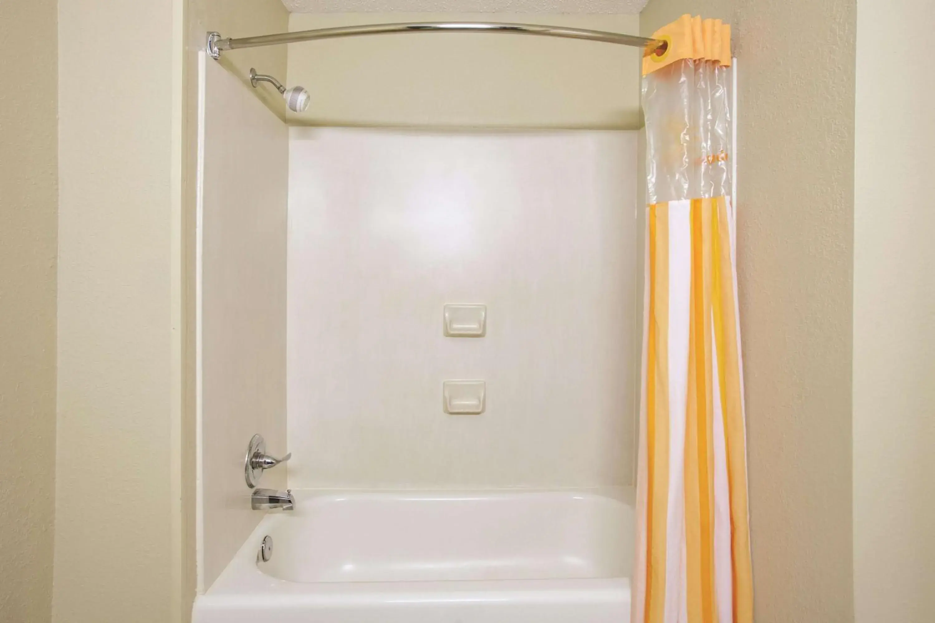 Photo of the whole room in La Quinta Inn by Wyndham Richmond South Photo of the whole room in La Quinta Inn by Wyndham Richmond South