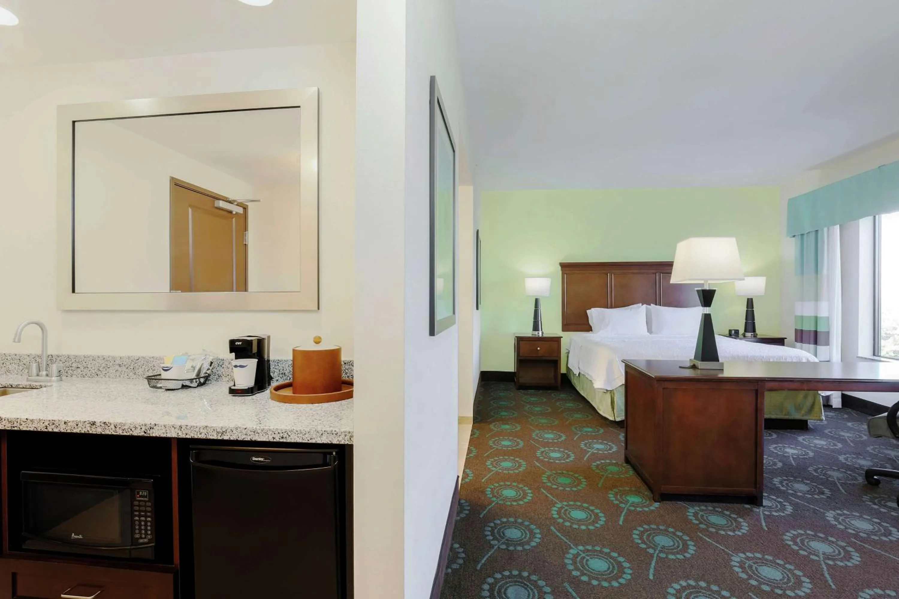 Bedroom, Bed in Hampton Inn & Suites Wheeling - The Highlands