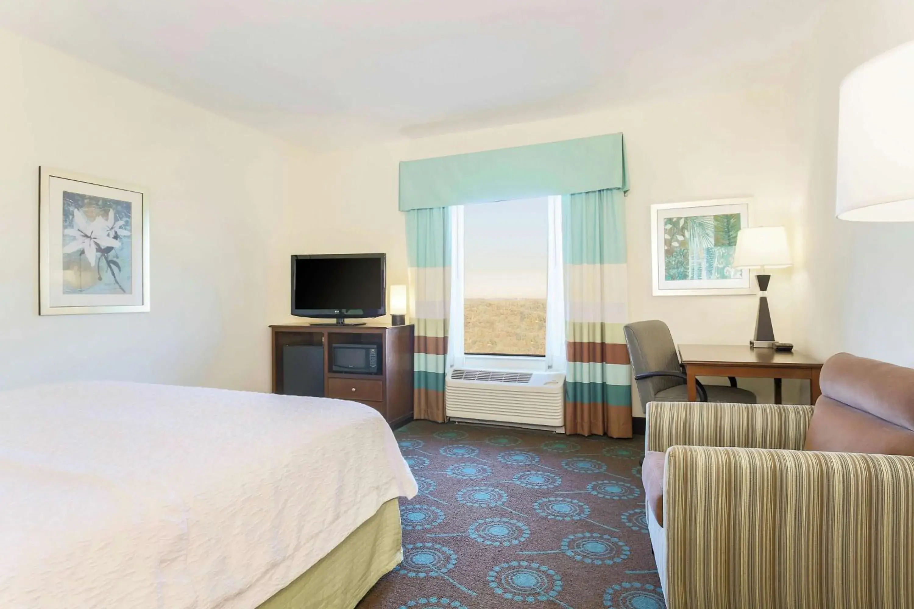 Bedroom, Bed in Hampton Inn & Suites Wheeling - The Highlands Bedroom, Bed in Hampton Inn & Suites Wheeling - The Highlands