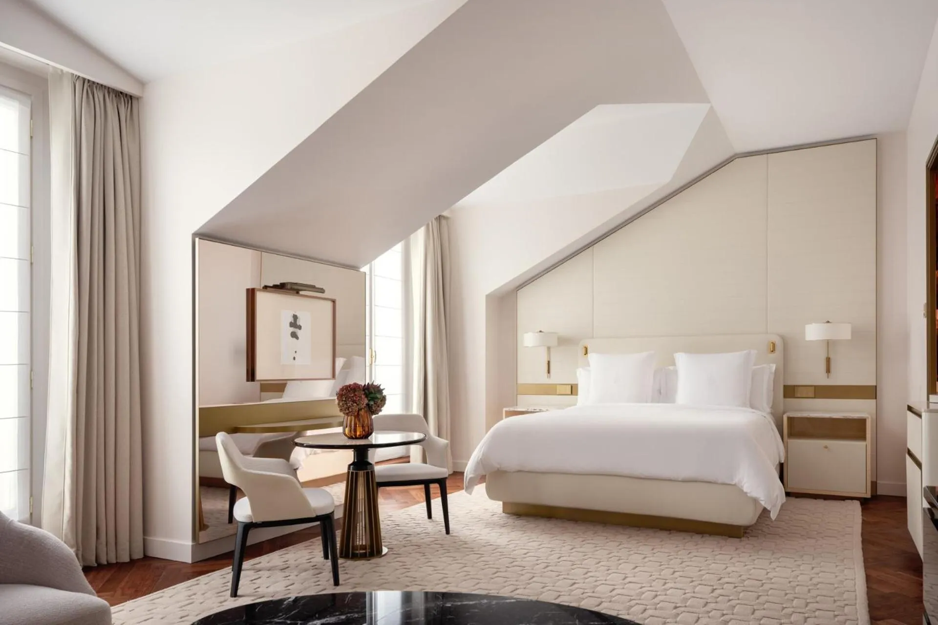 Bedroom, Bed in Four Seasons Hotel Milano