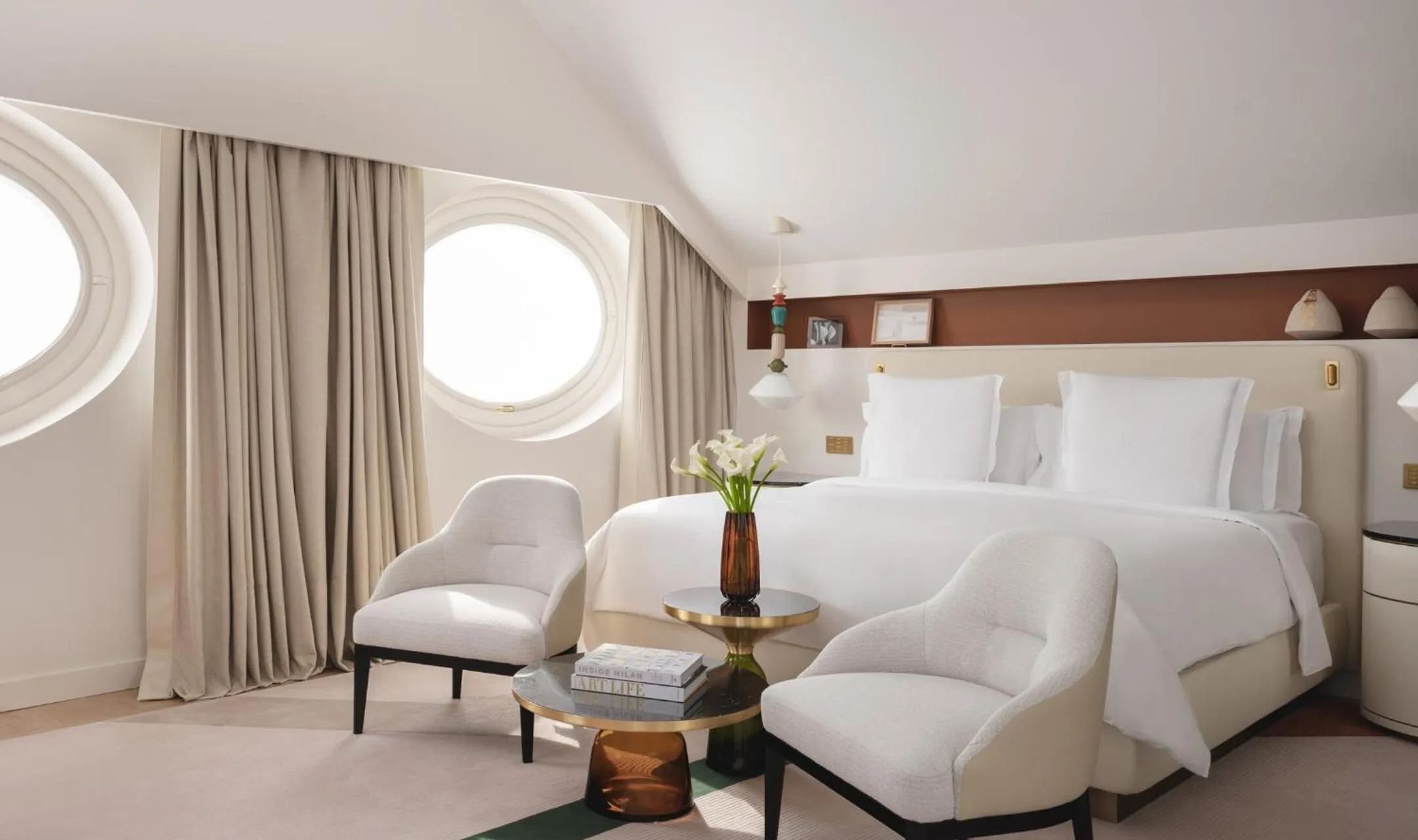 Bed in Four Seasons Hotel Milano