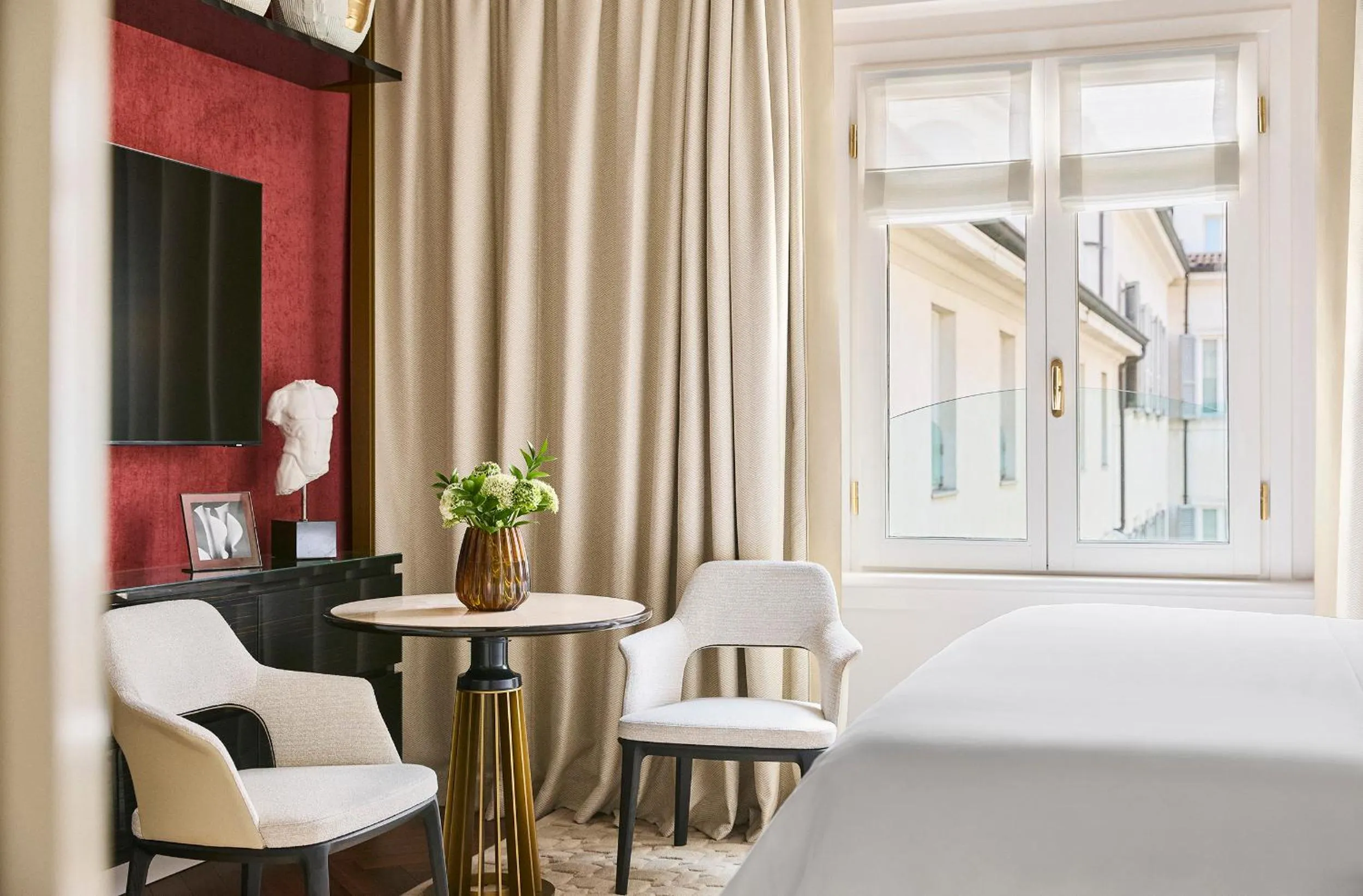 Bed in Four Seasons Hotel Milano