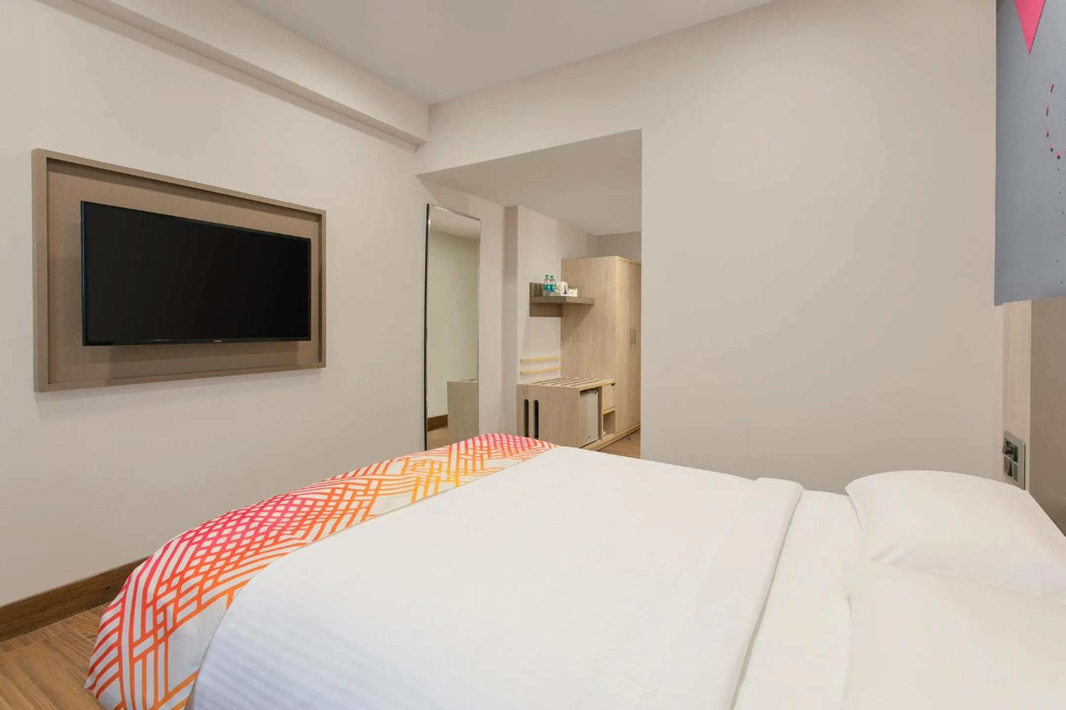 Communal lounge/ TV room, Bed in Ginger Patna