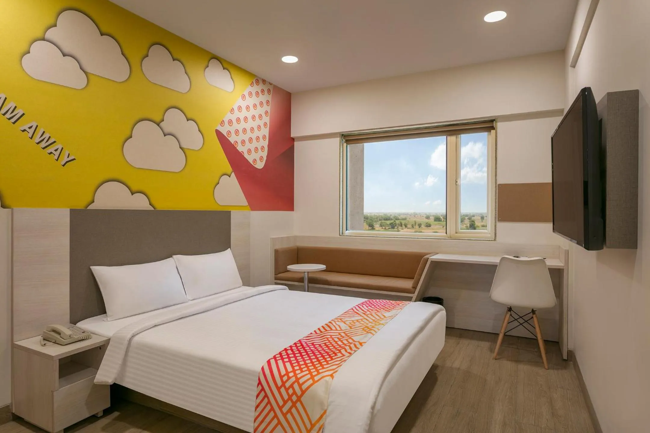 Communal lounge/ TV room, Bed in Ginger Patna