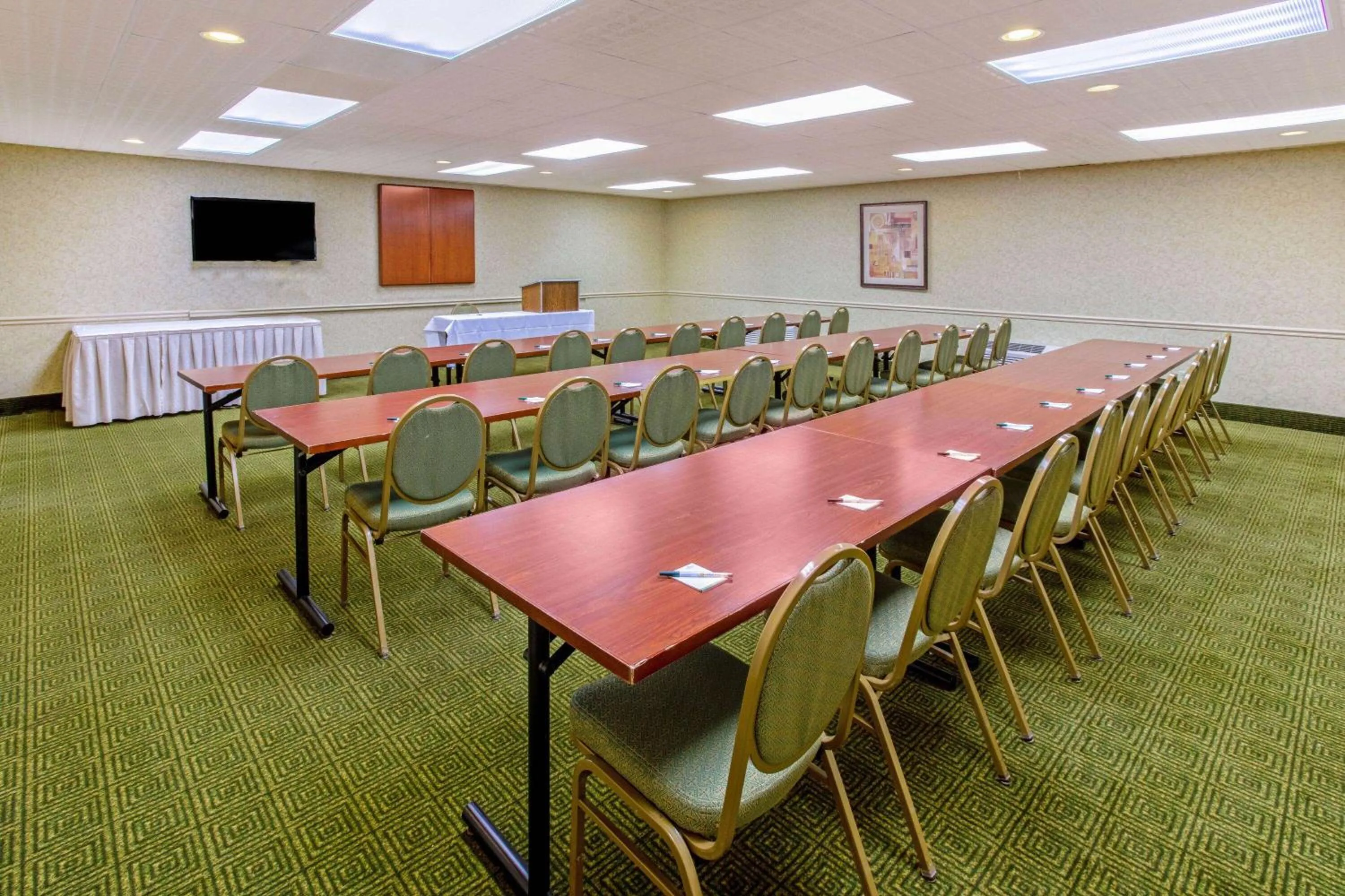 Meeting/conference room in La Quinta by Wyndham Appleton College Avenue