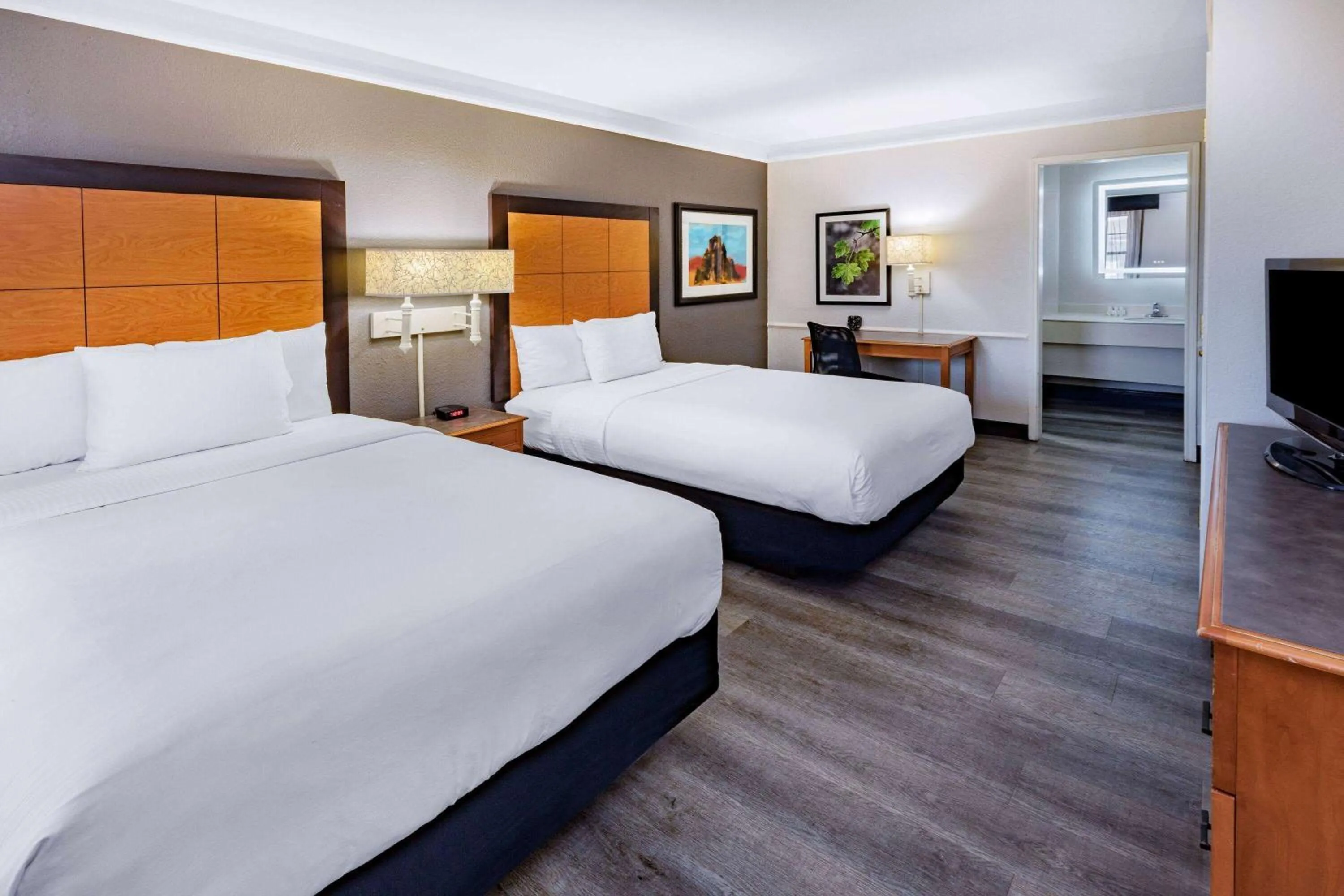 Photo of the whole room, Bed in La Quinta Inn by Wyndham Laredo I-35