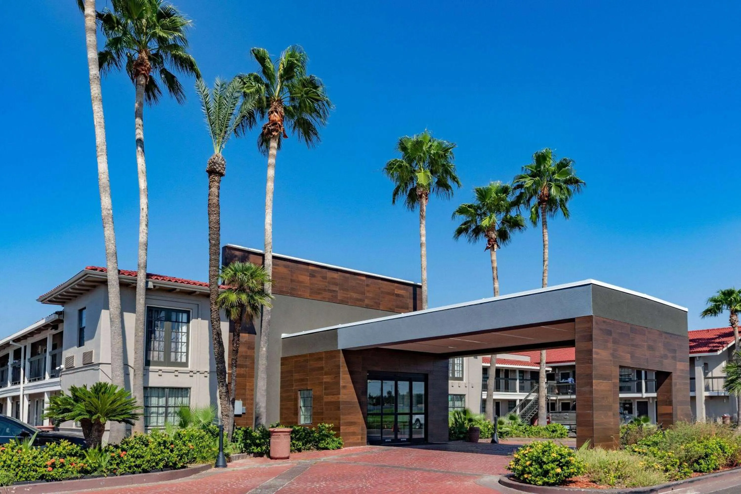 Property building in La Quinta Inn by Wyndham Laredo I-35