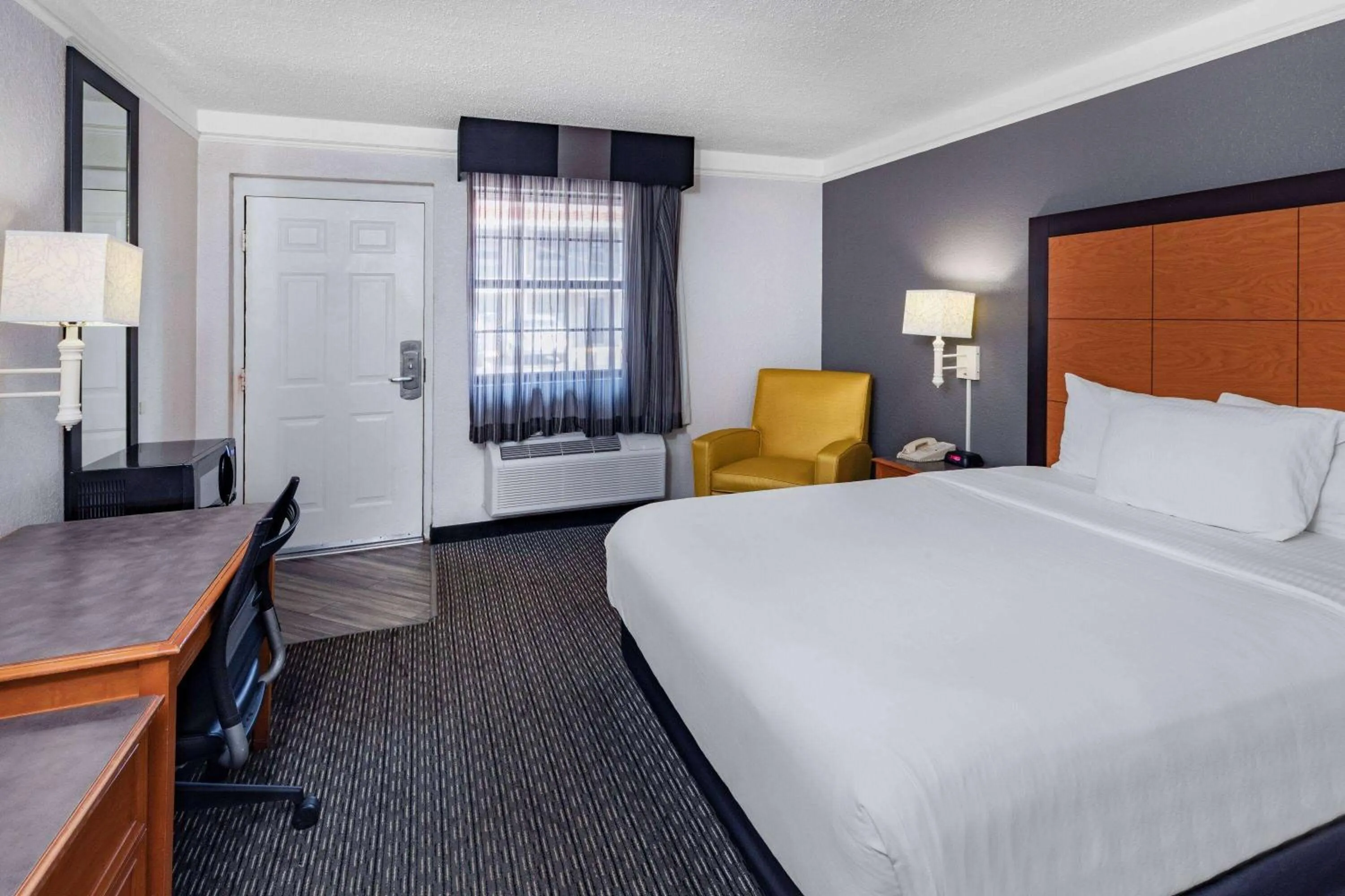 Bed in La Quinta Inn by Wyndham Laredo I-35