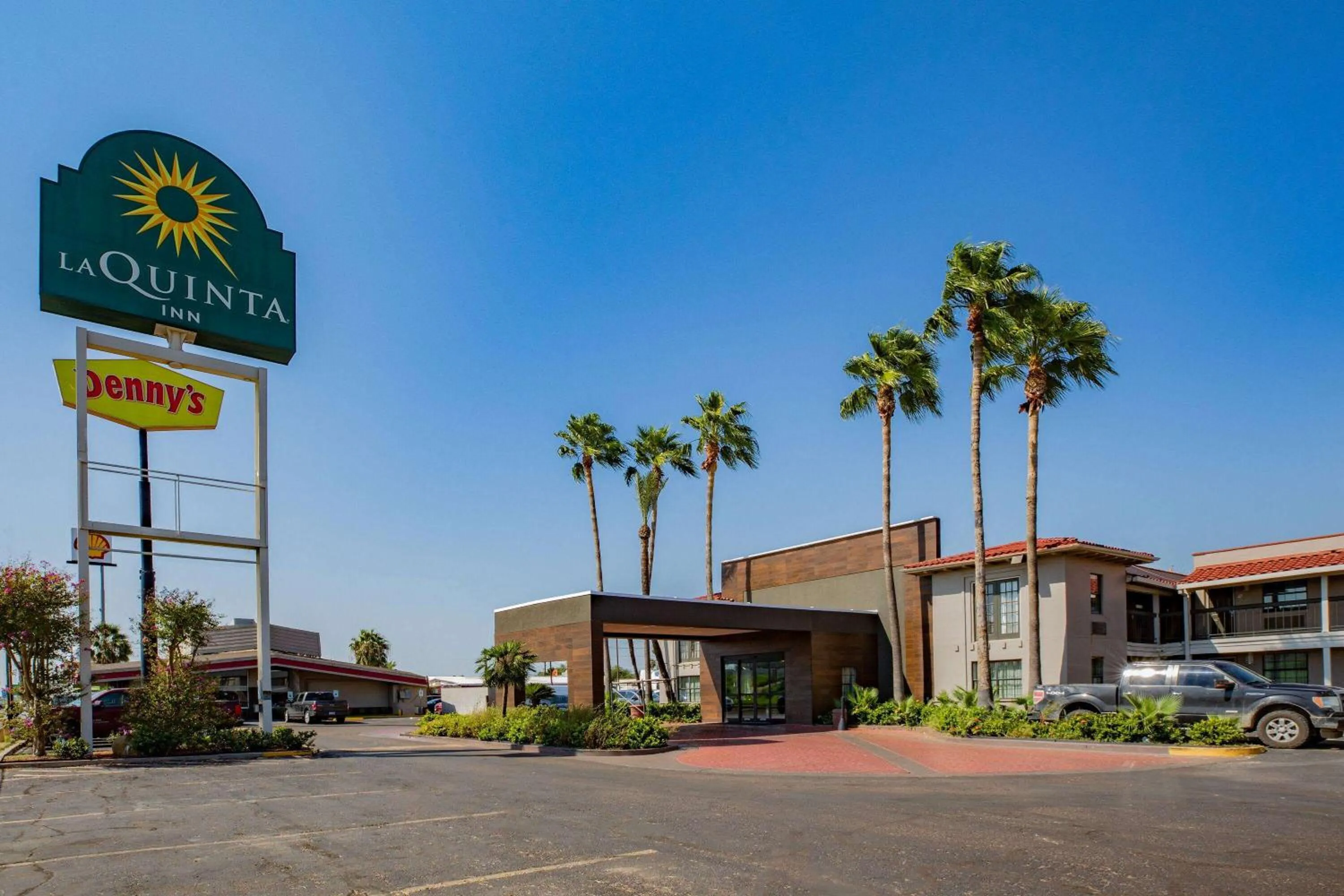 Property building in La Quinta Inn by Wyndham Laredo I-35