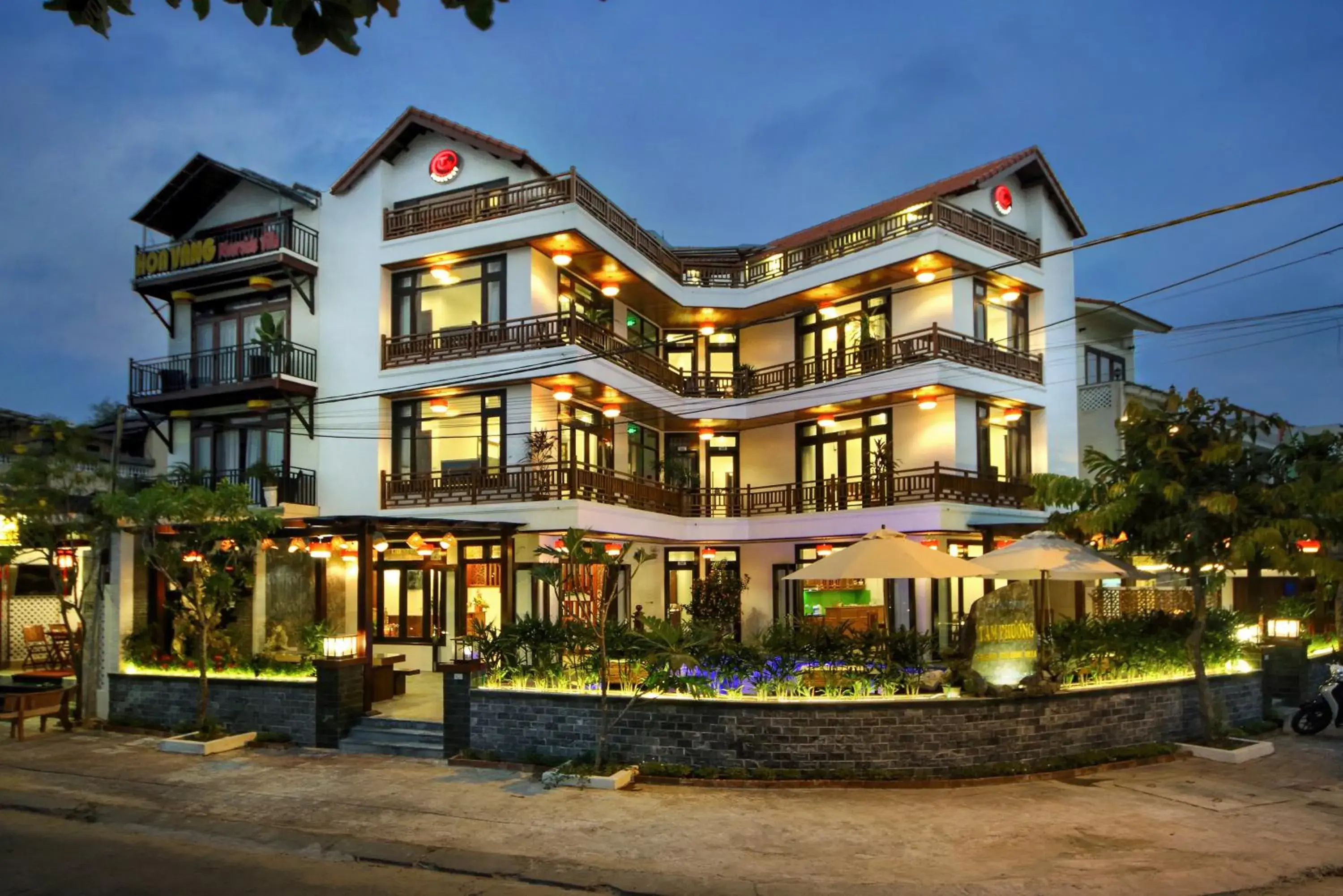 Facade/entrance in Threeway Riverside Villa Facade/entrance in Threeway Riverside Villa