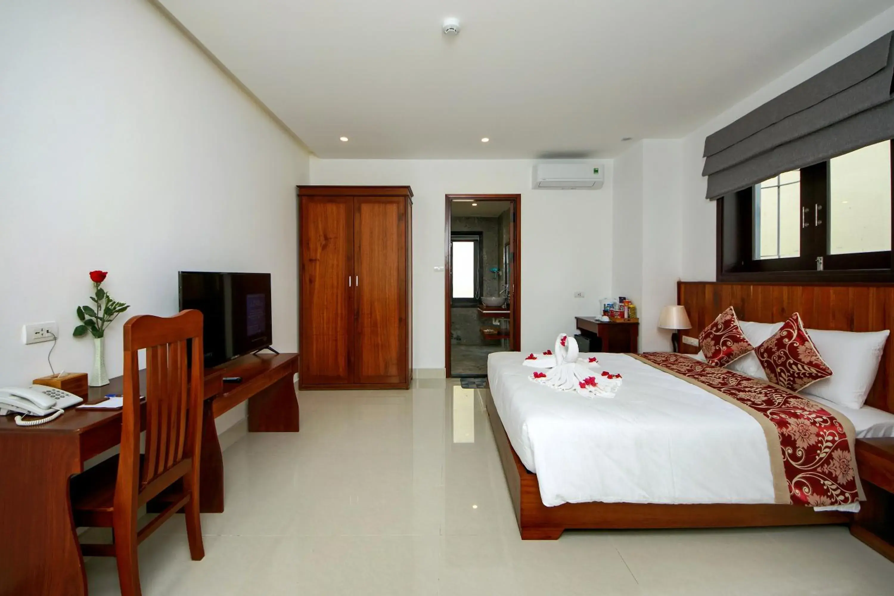 Quiet street view, Bed in Threeway Riverside Villa Quiet street view, Bed in Threeway Riverside Villa