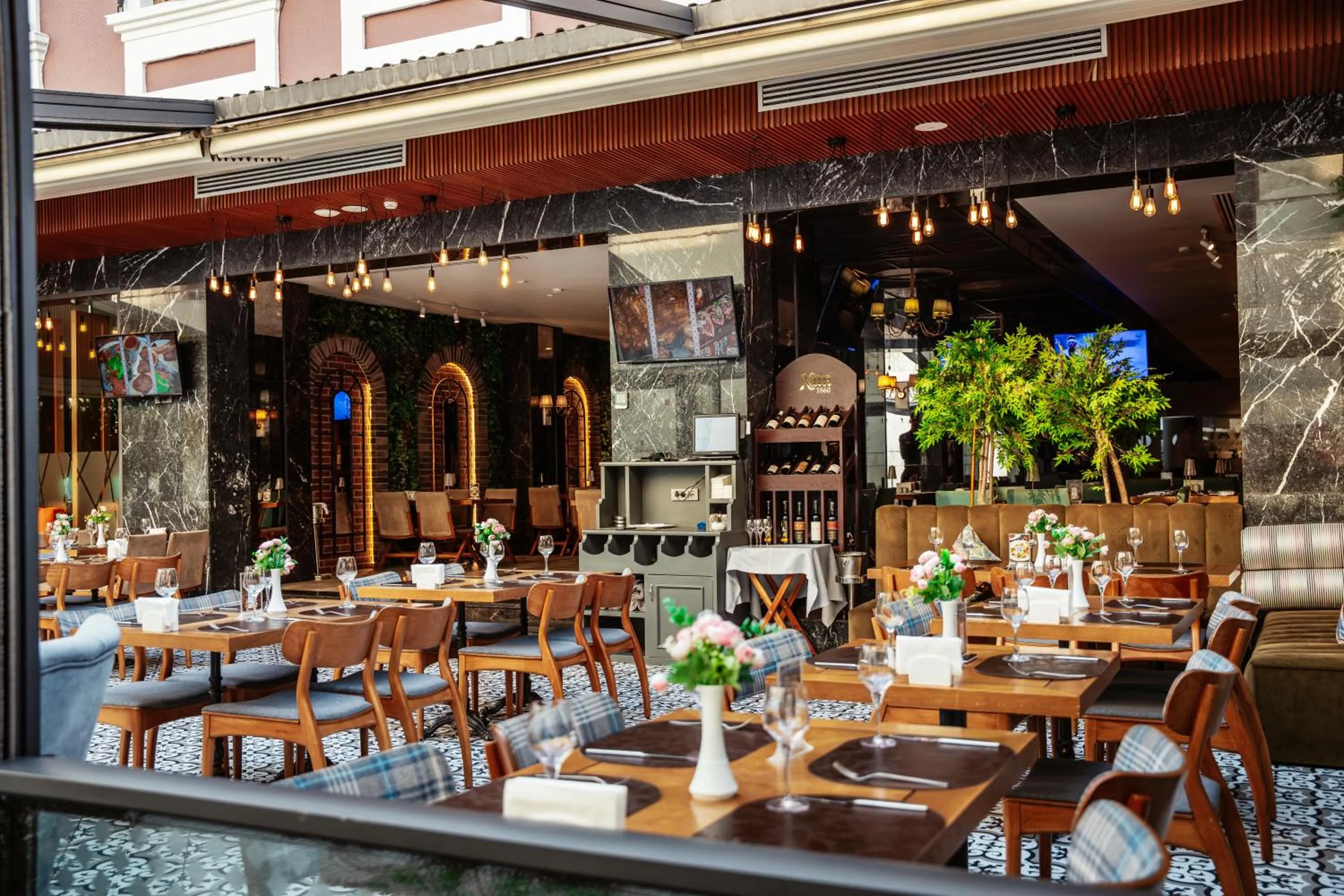 Restaurant/places to eat in Theatrum Hotel Baku