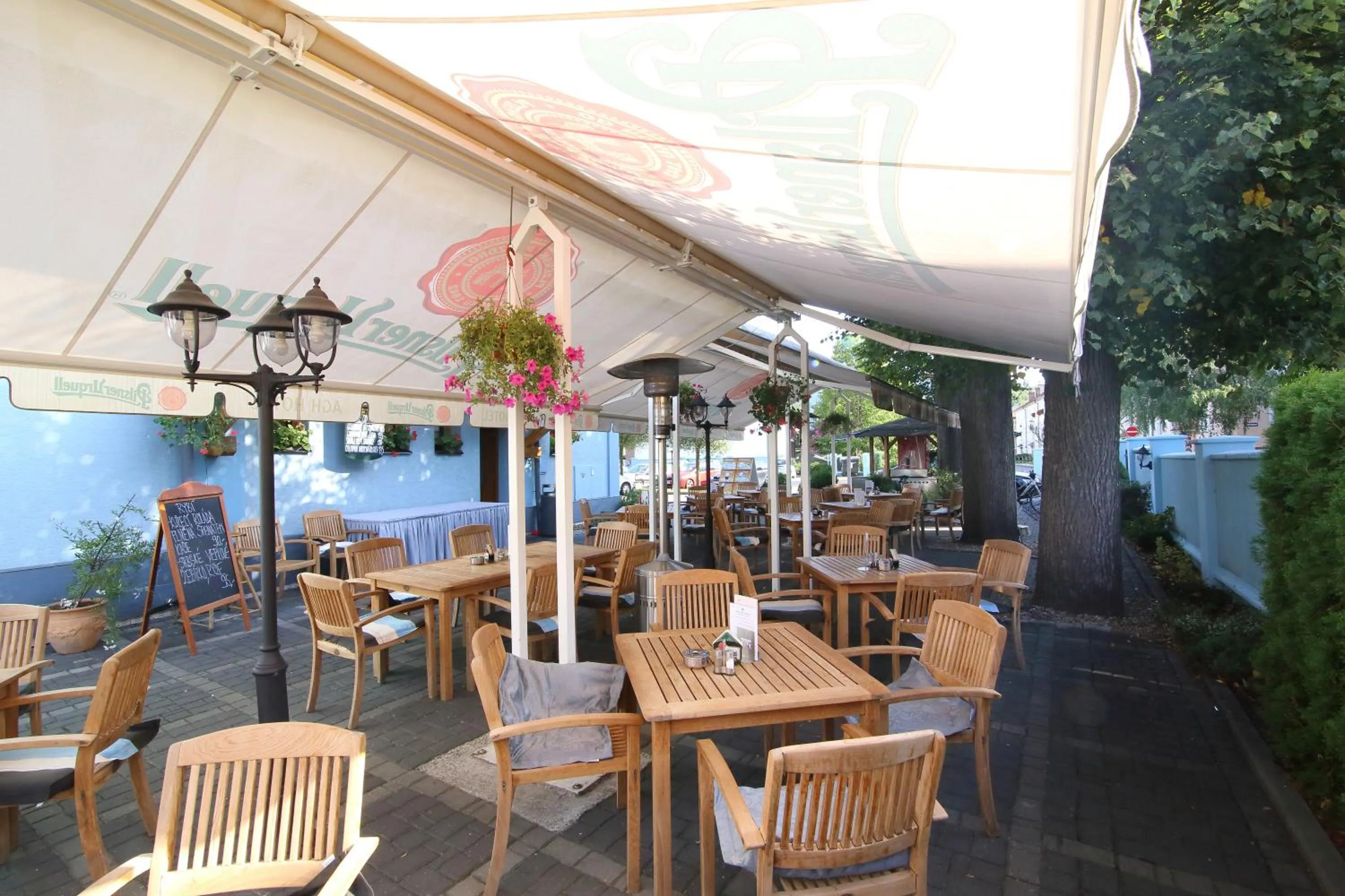 Restaurant/places to eat in AGH Hotel