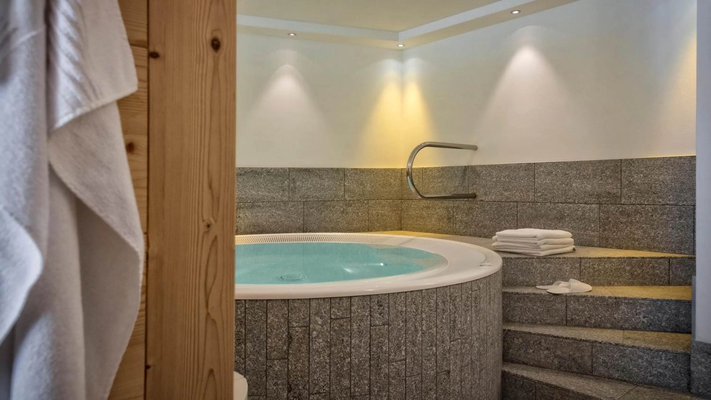 Hot Tub in Hotel Elisabeth