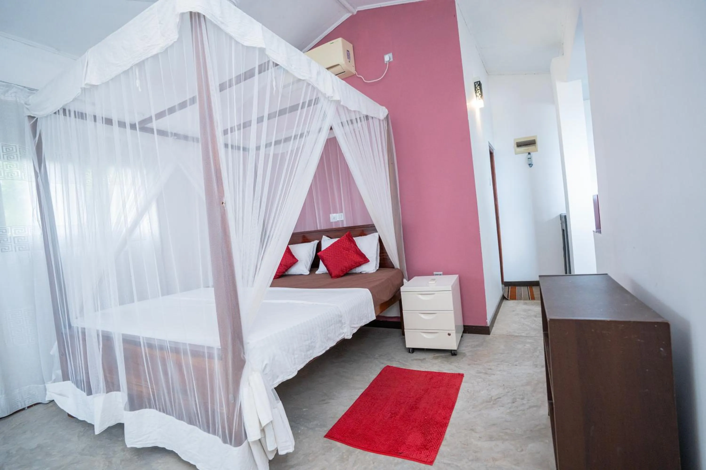 Bed in Hill cottage - ocean view