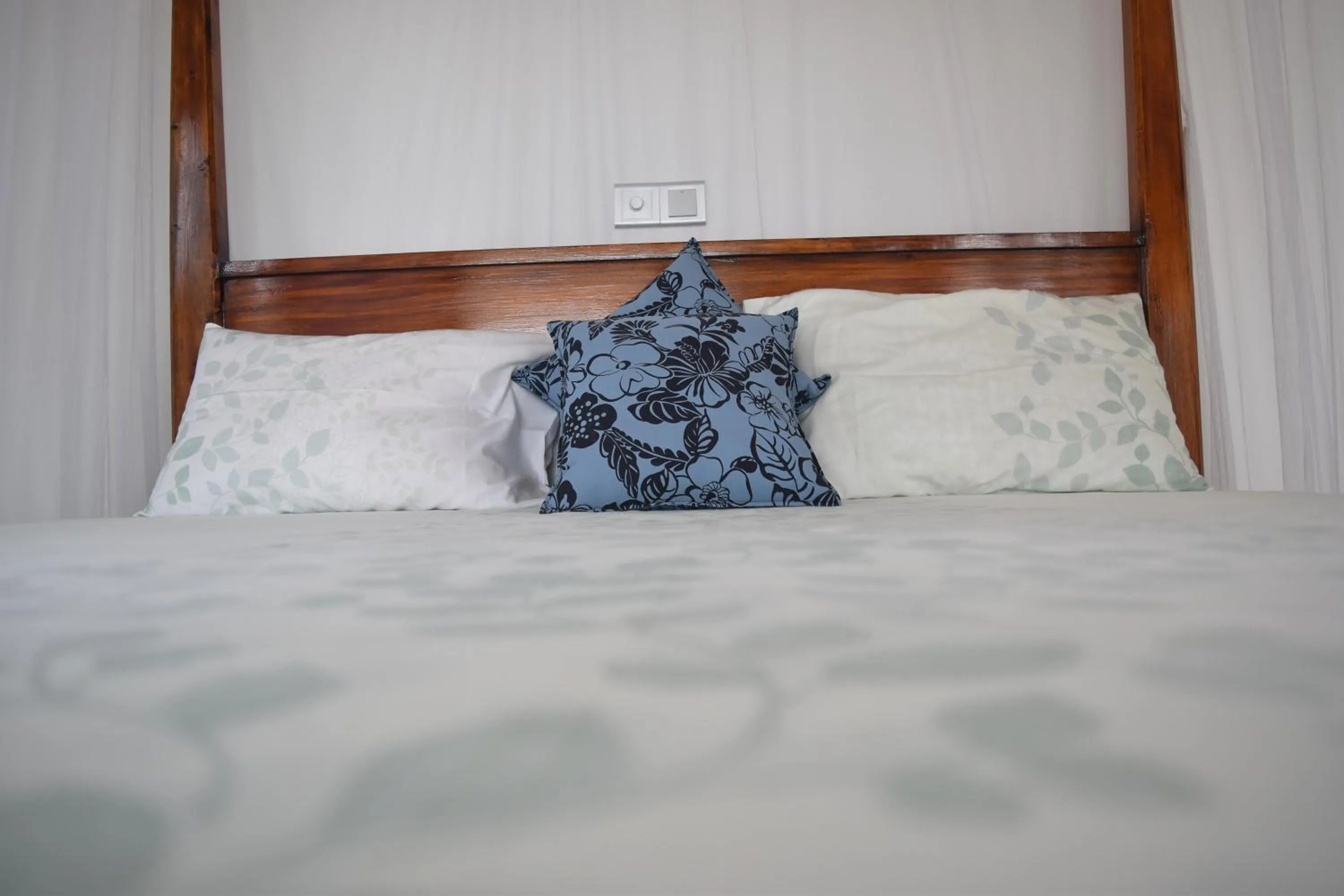 Bed in Hill cottage - ocean view