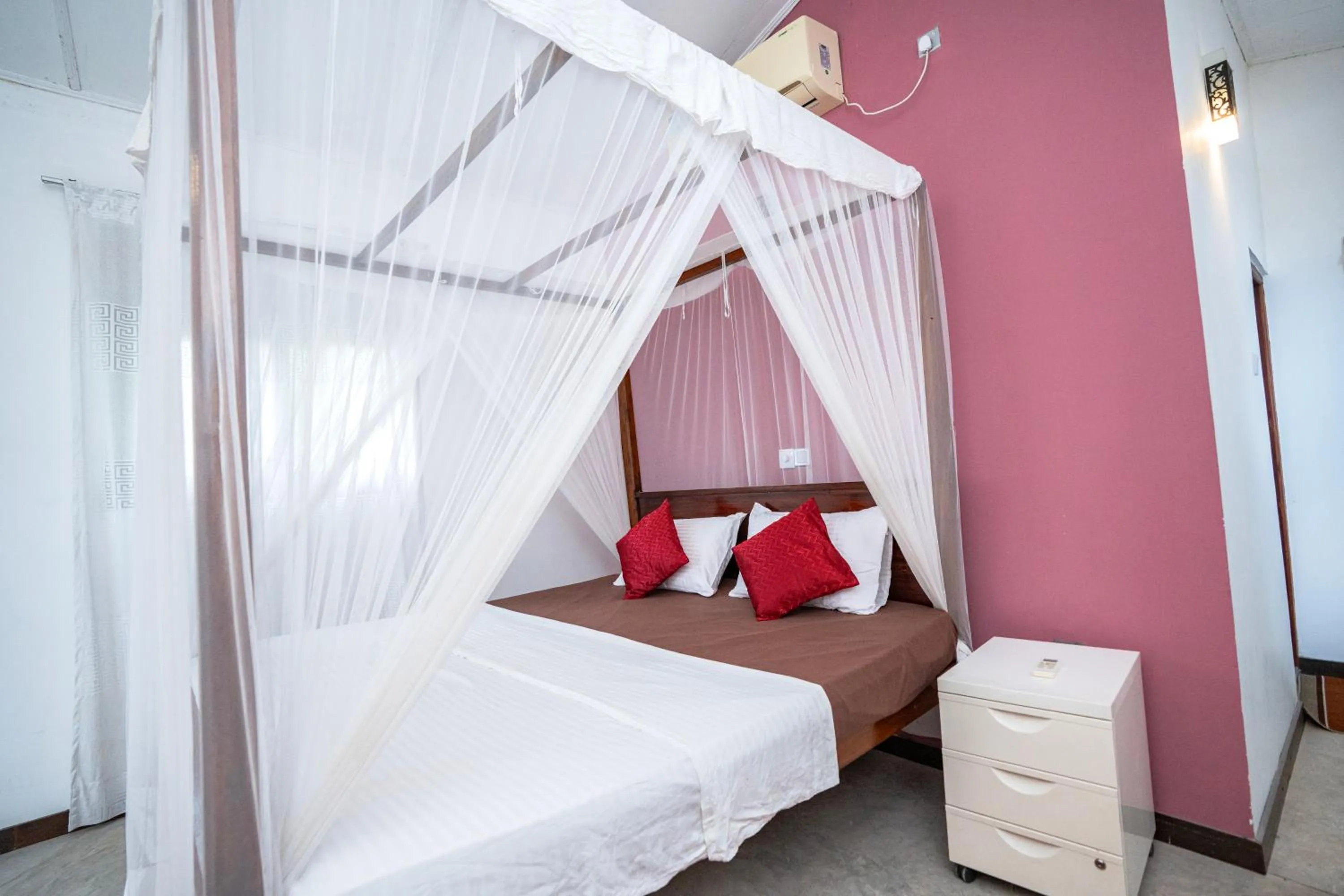 Bed in Hill cottage - ocean view