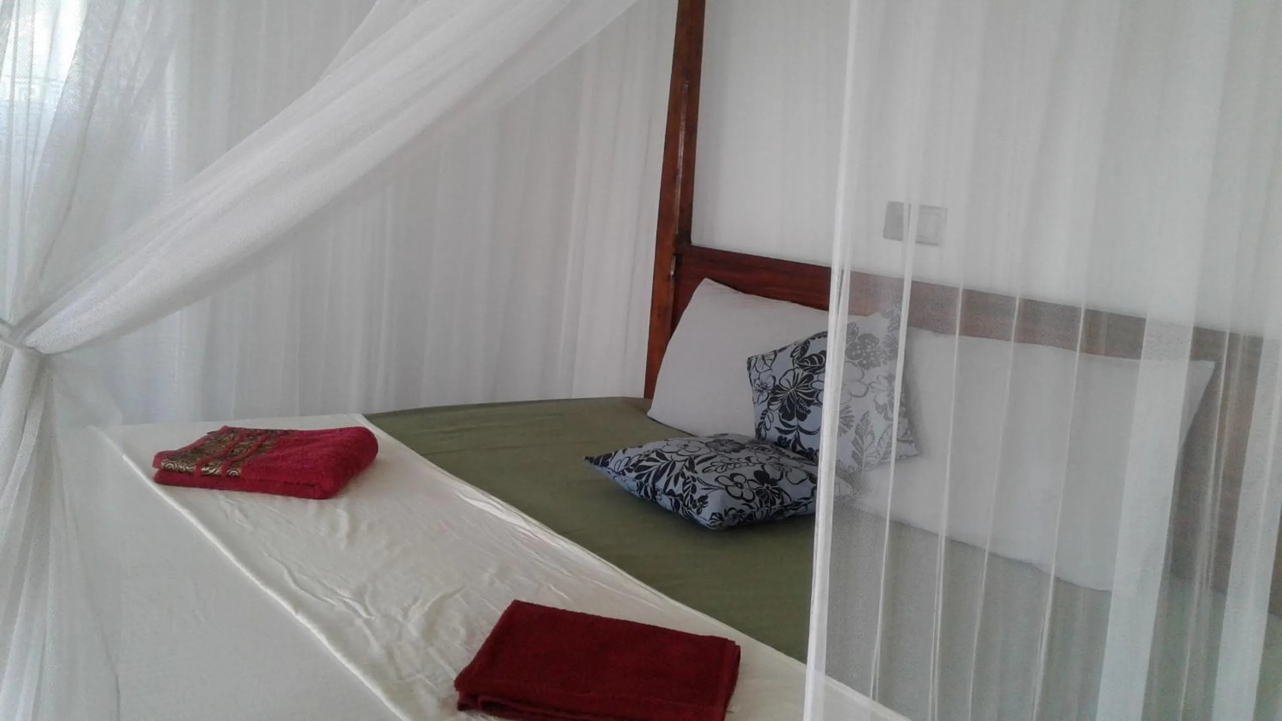 Bed in Hill cottage - ocean view