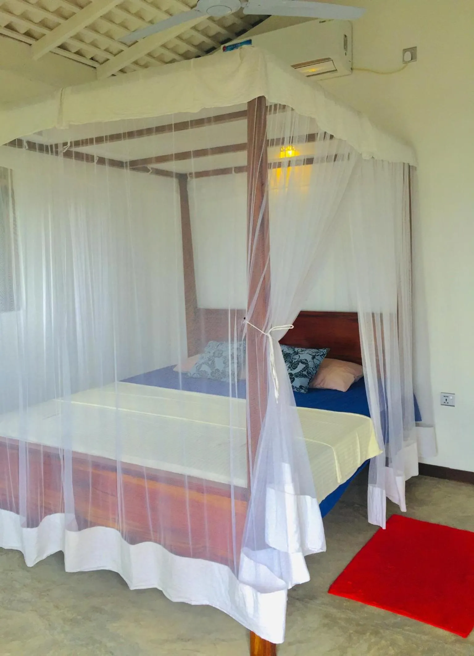 Bed in Hill cottage - ocean view