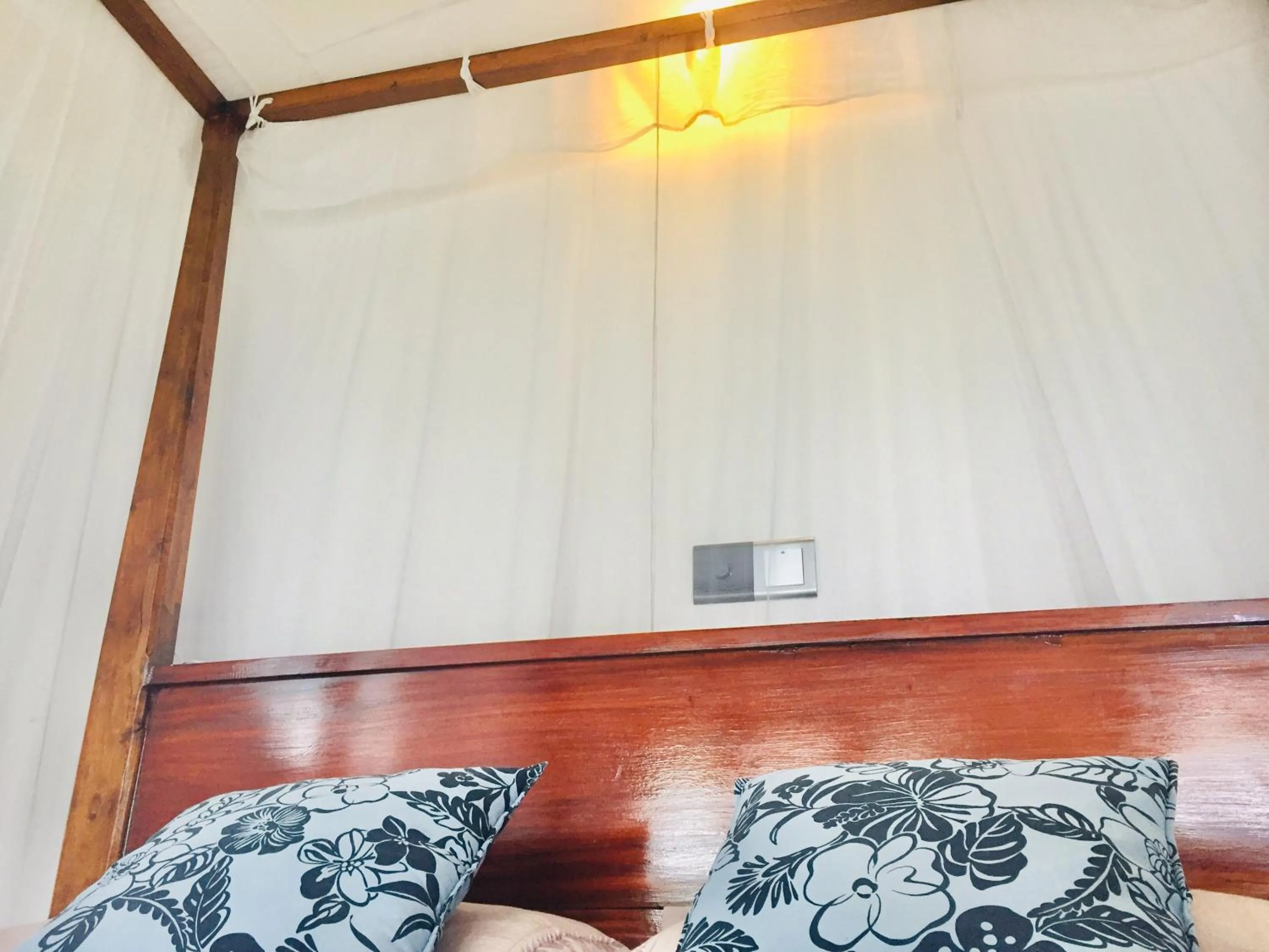 Bed in Hill cottage - ocean view