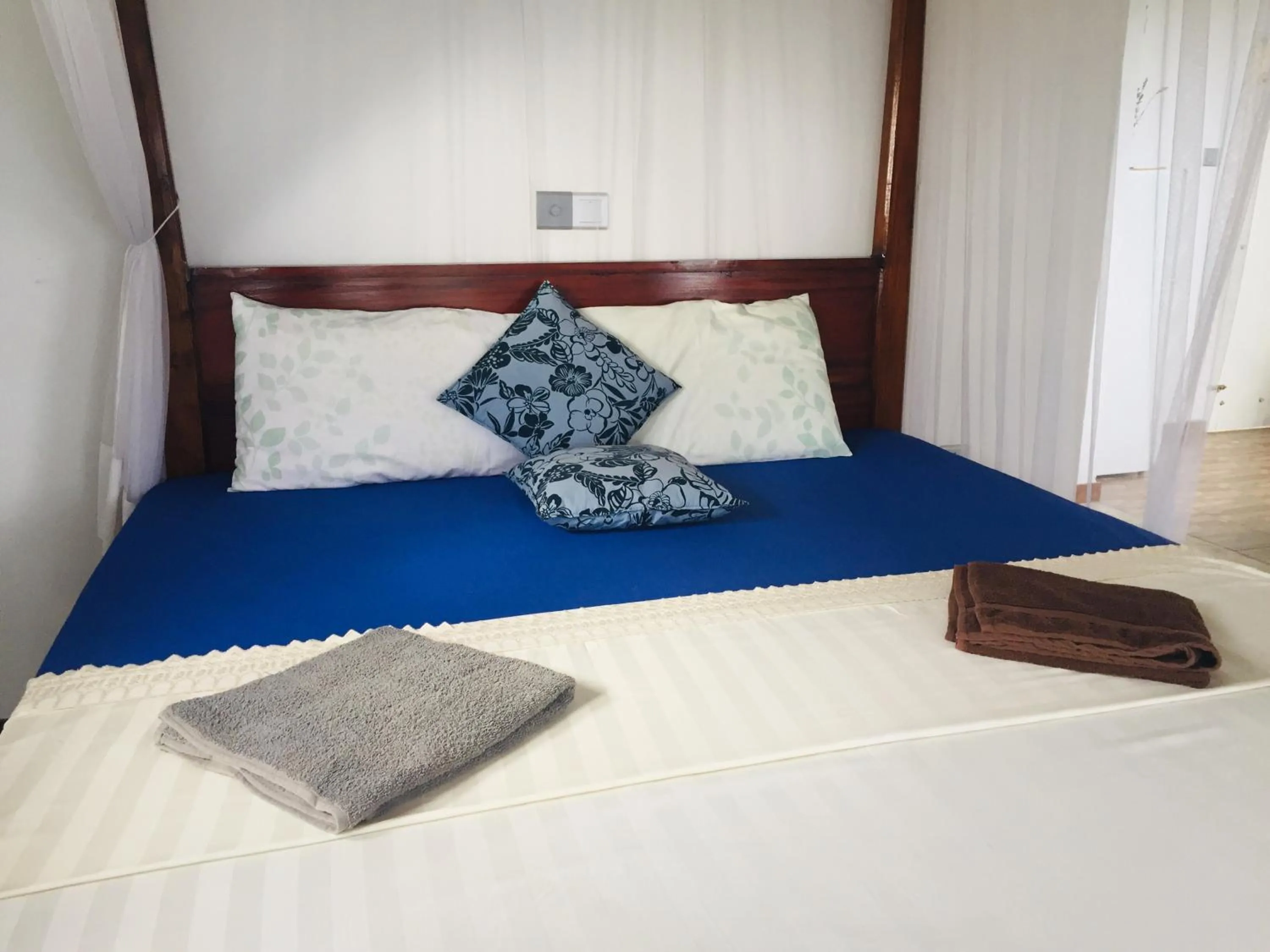 Bed in Hill cottage - ocean view