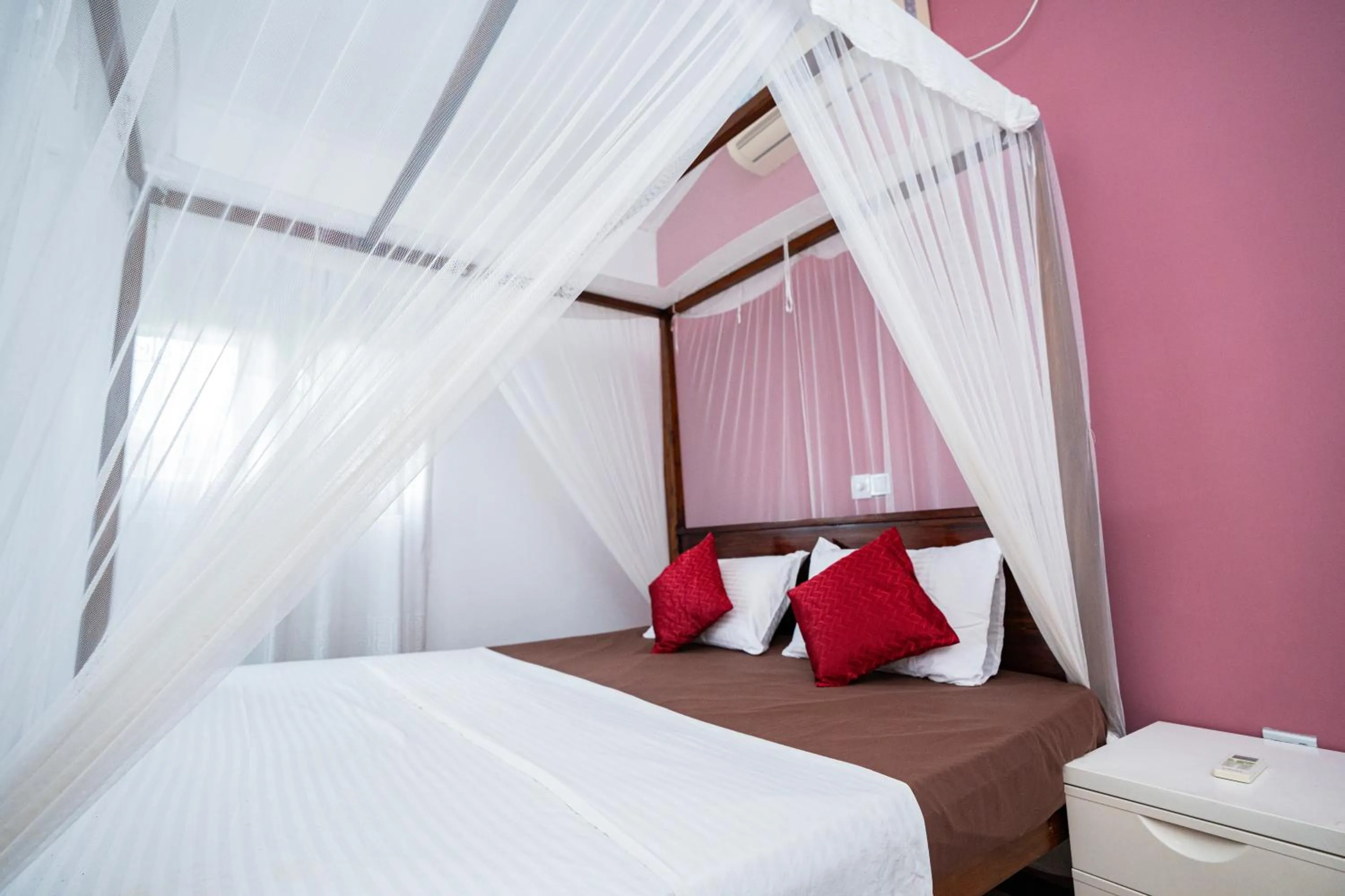 Bed in Hill cottage - ocean view
