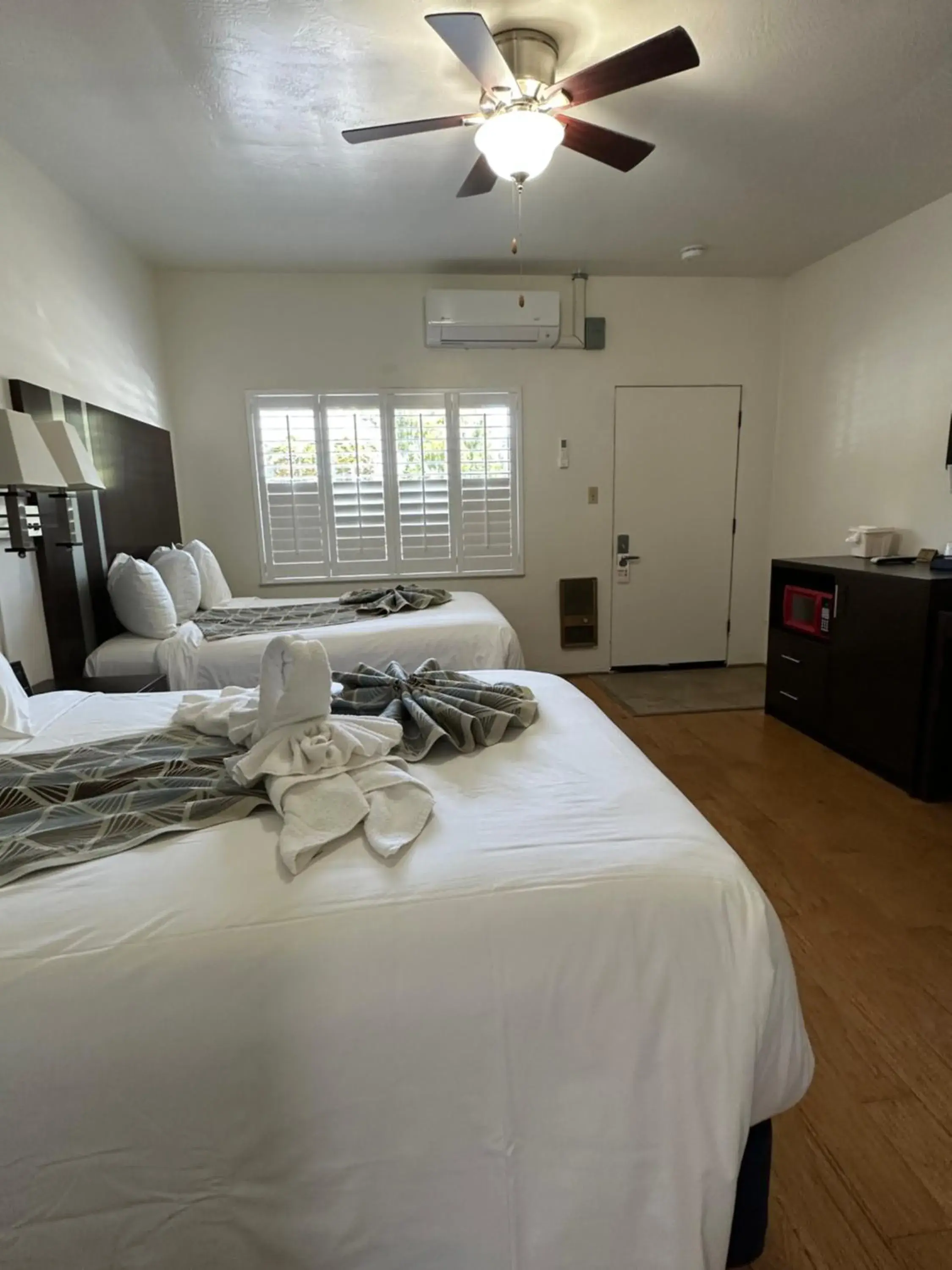 Bedroom, Bed in Cambria Palms Motel Bedroom, Bed in Cambria Palms Motel