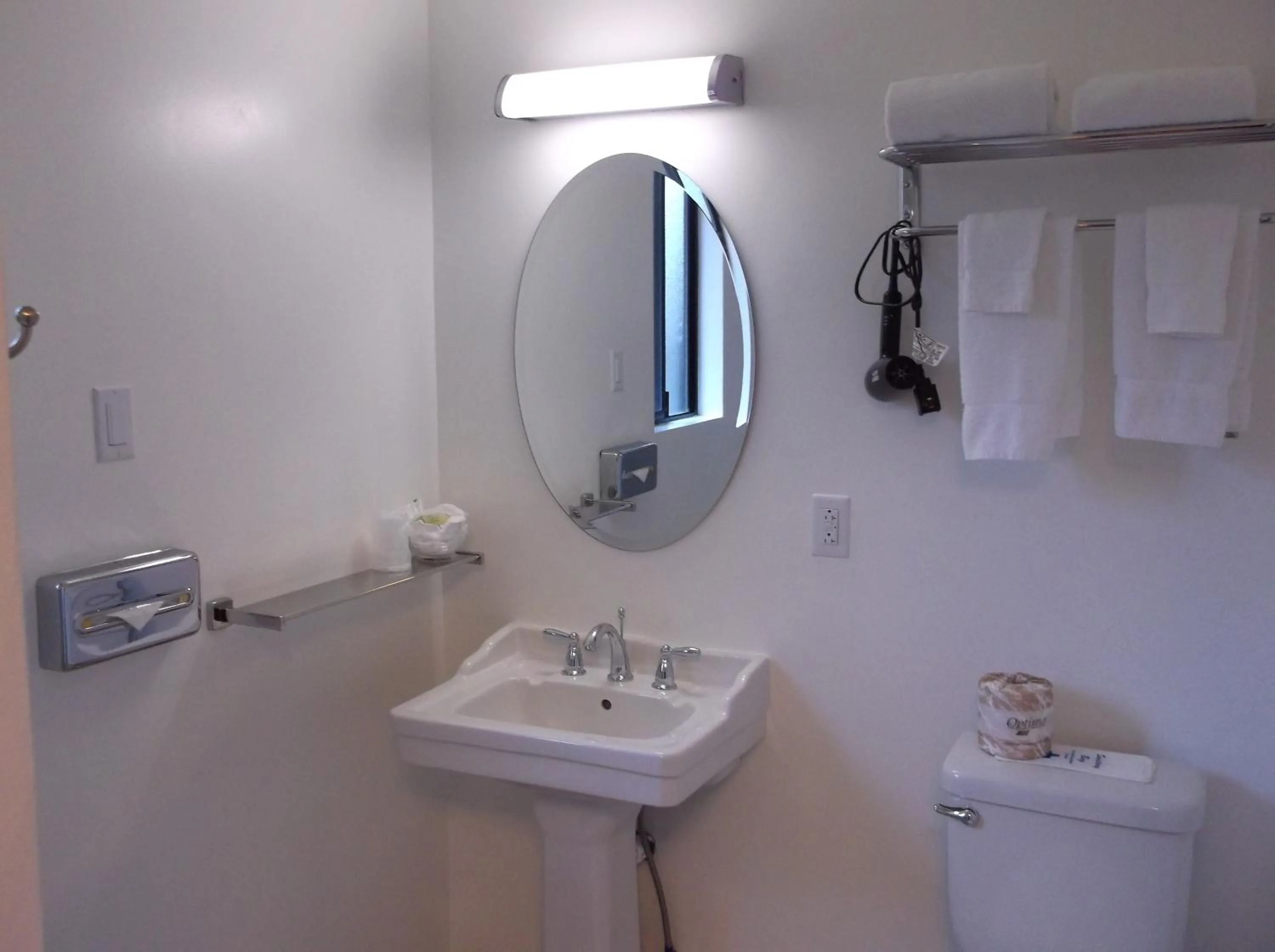 Bathroom in Cambria Palms Motel