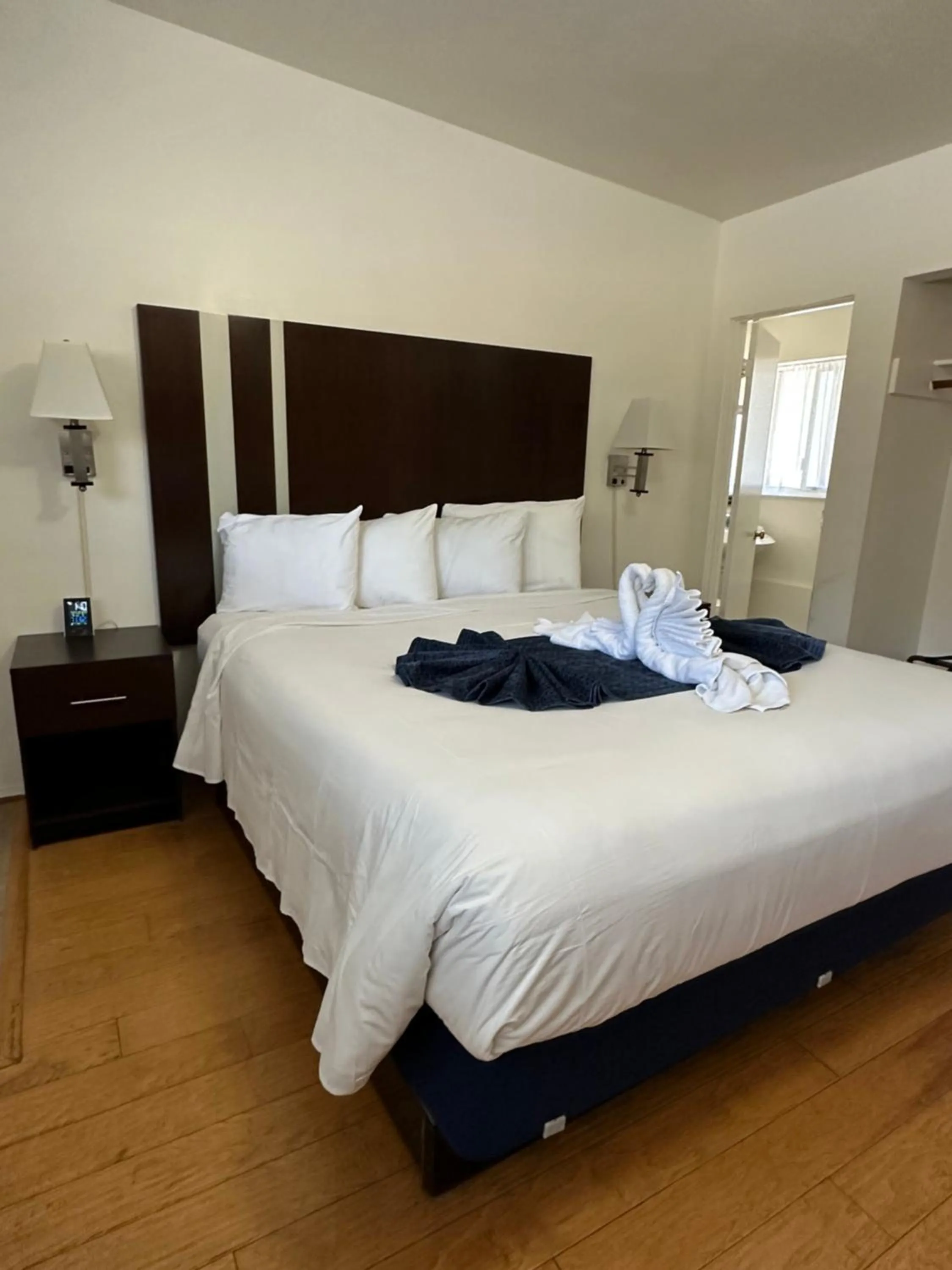 Bedroom, Bed in Cambria Palms Motel