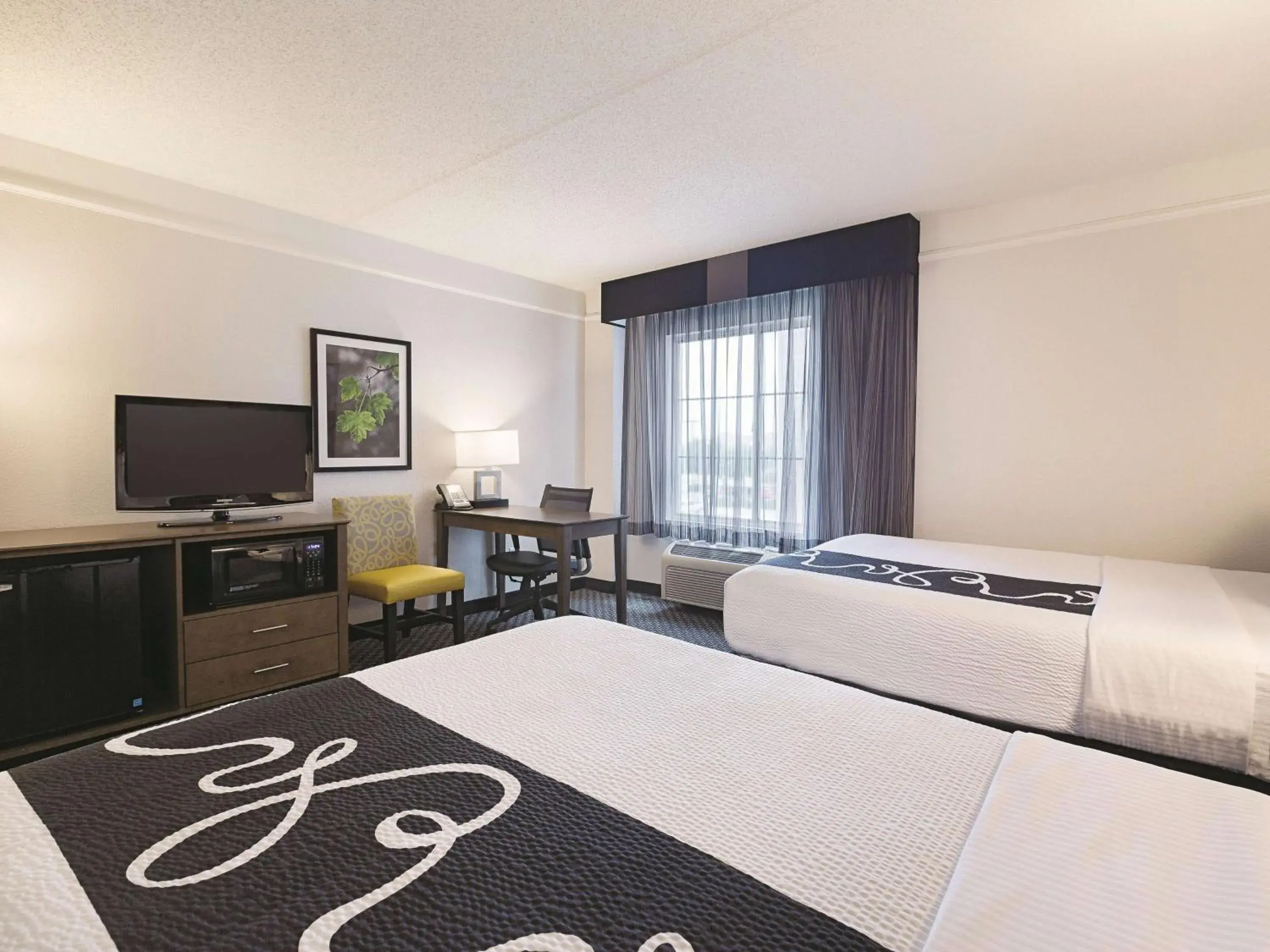 Photo of the whole room, Bed in La Quinta by Wyndham Dallas Plano West Photo of the whole room, Bed in La Quinta by Wyndham Dallas Plano West