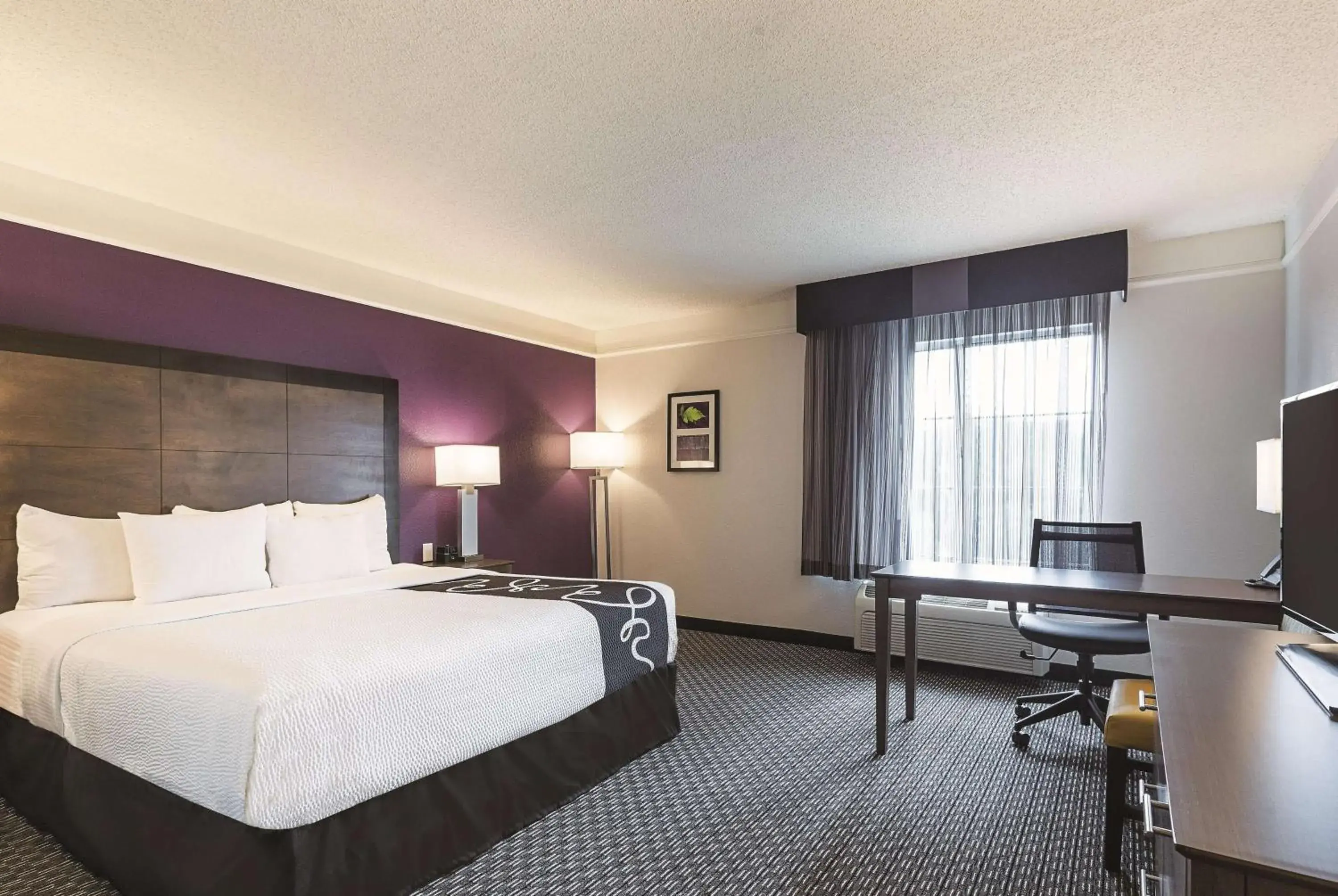 King Room with Bath Tub - Mobility Accessible/Non-Smoking in La Quinta by Wyndham Dallas Plano West King Room with Bath Tub - Mobility Accessible/Non-Smoking in La Quinta by Wyndham Dallas Plano West