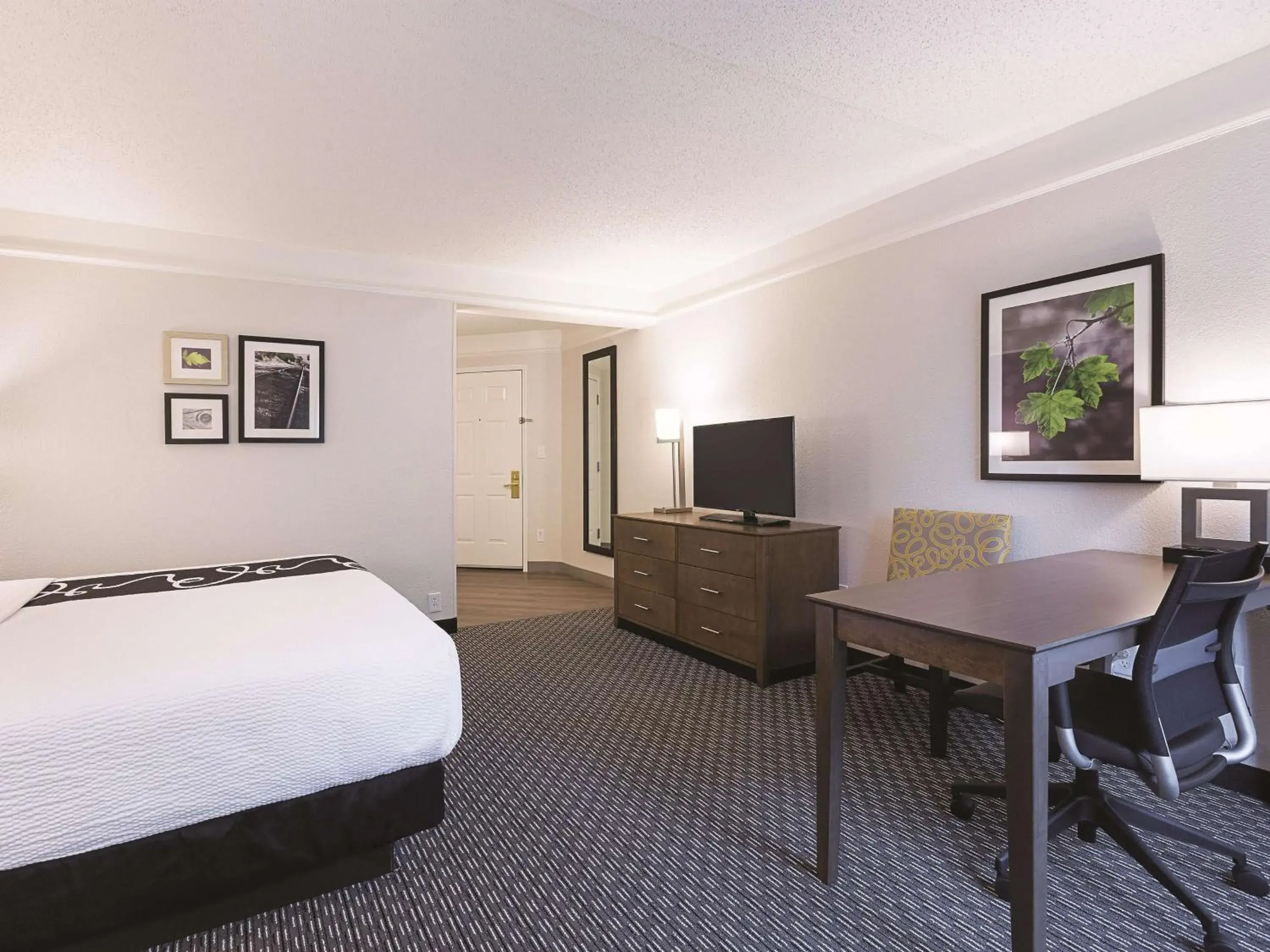 Photo of the whole room, Bed in La Quinta by Wyndham Dallas Plano West Photo of the whole room, Bed in La Quinta by Wyndham Dallas Plano West