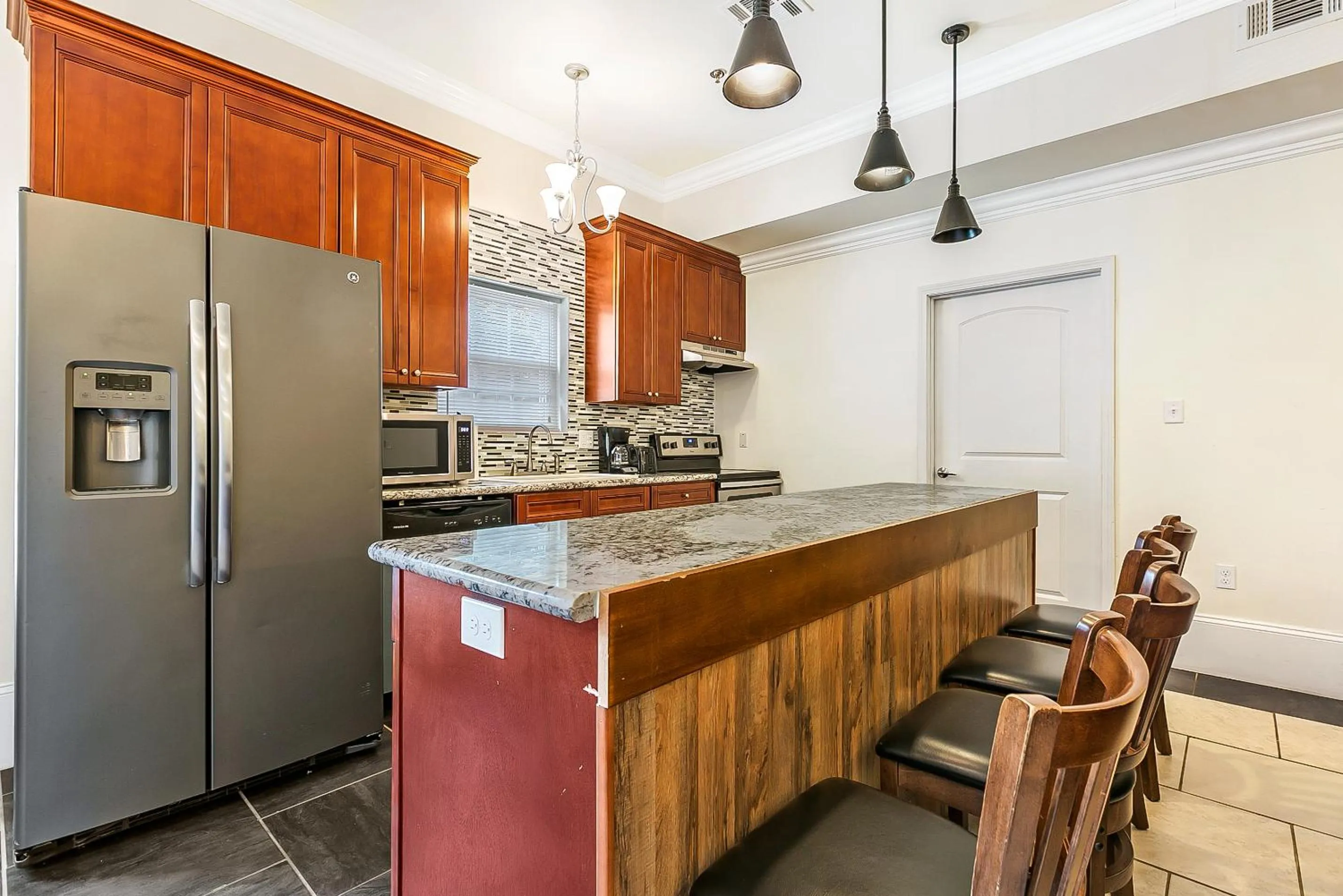 Kitchen or kitchenette in Spacious 4BR City Condo steps from St Charles Ave