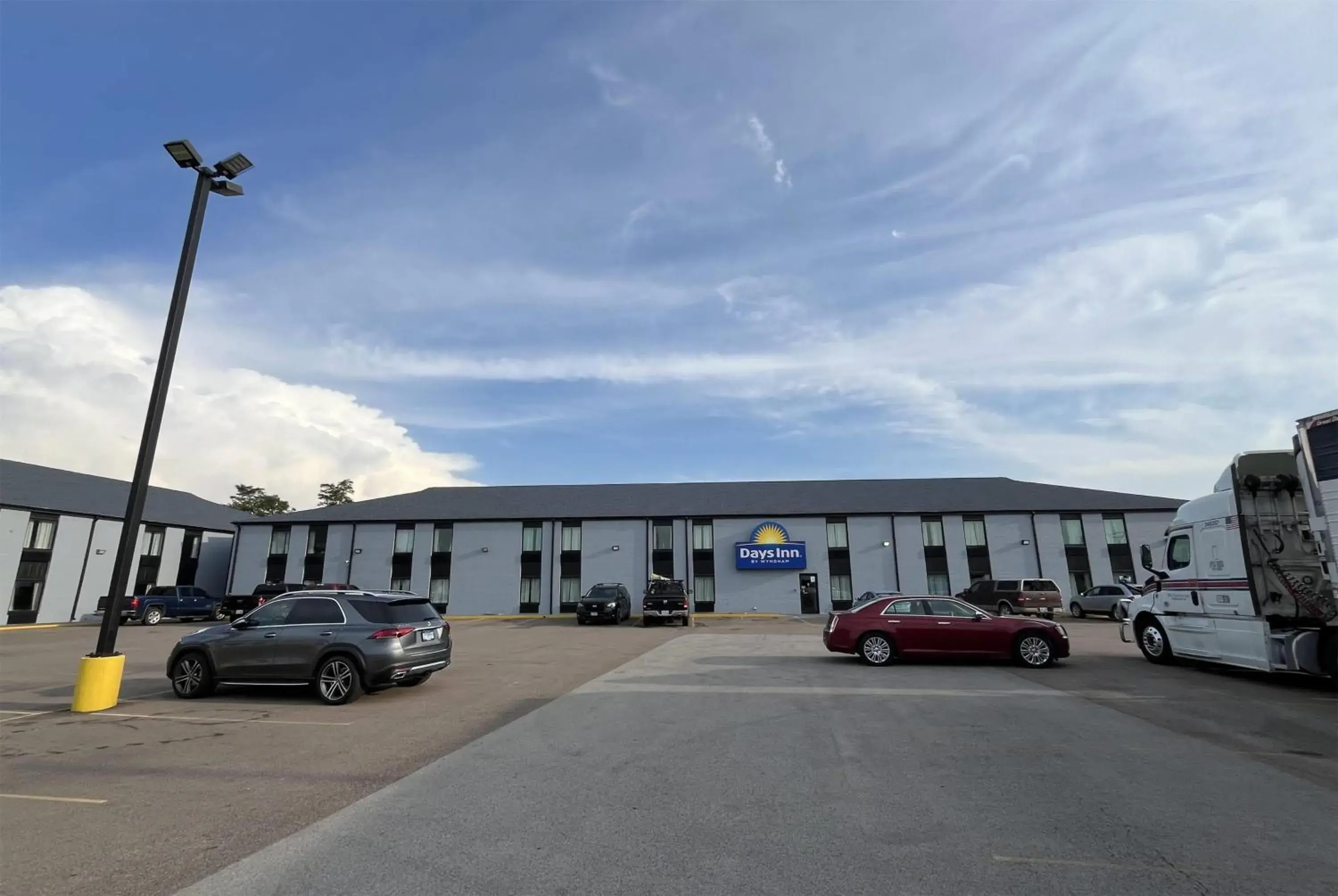 Property building in Days Inn & Suites by Wyndham Bloomington/Normal IL Property building in Days Inn & Suites by Wyndham Bloomington/Normal IL