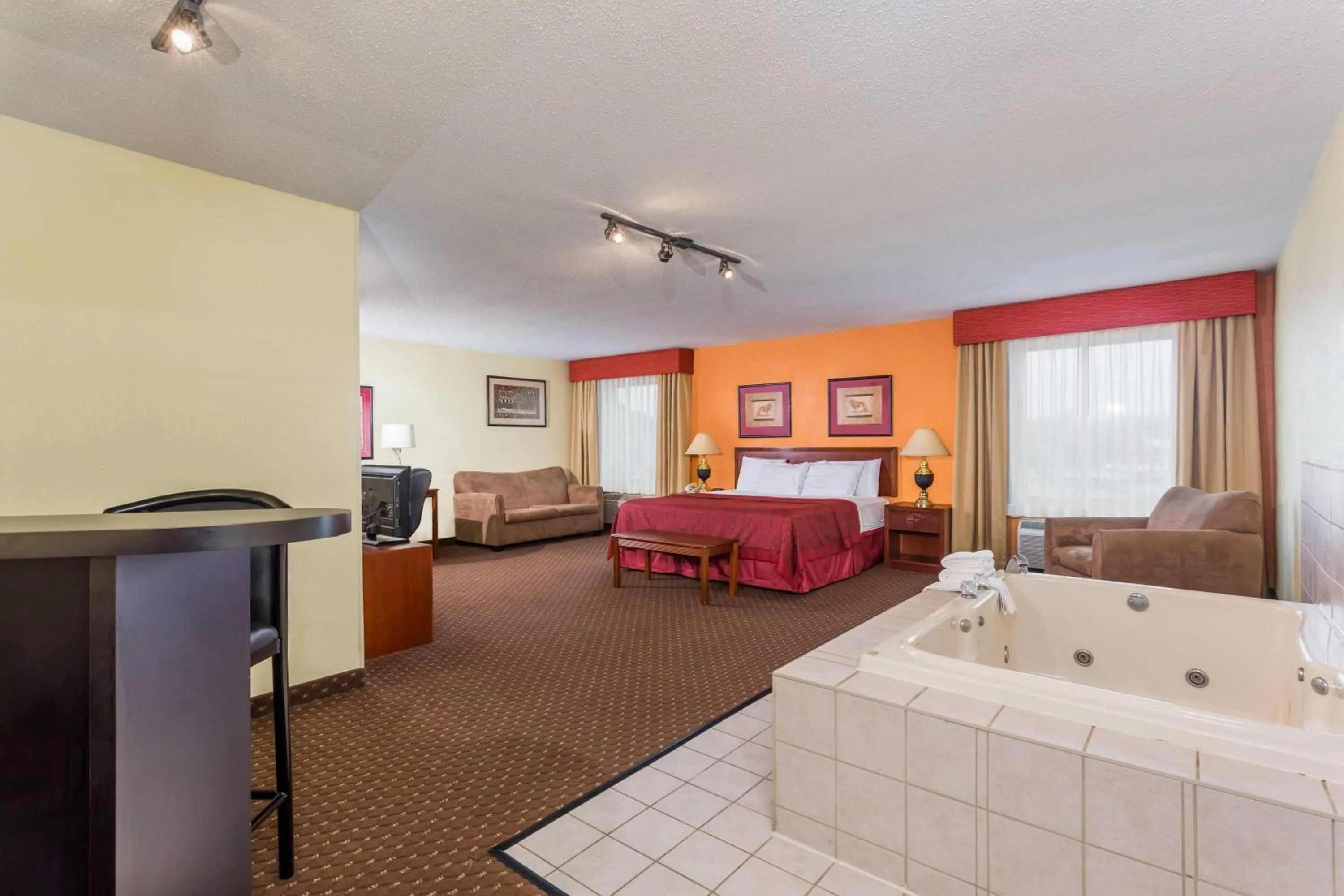 Bath, Bed in Days Inn & Suites by Wyndham Bloomington/Normal IL