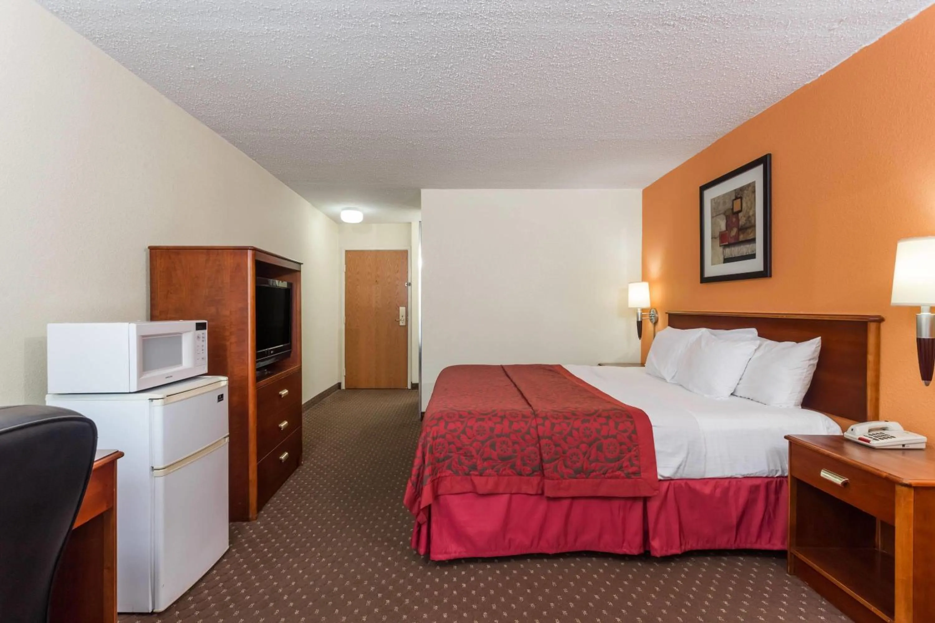 Photo of the whole room, Bed in Days Inn & Suites by Wyndham Bloomington/Normal IL