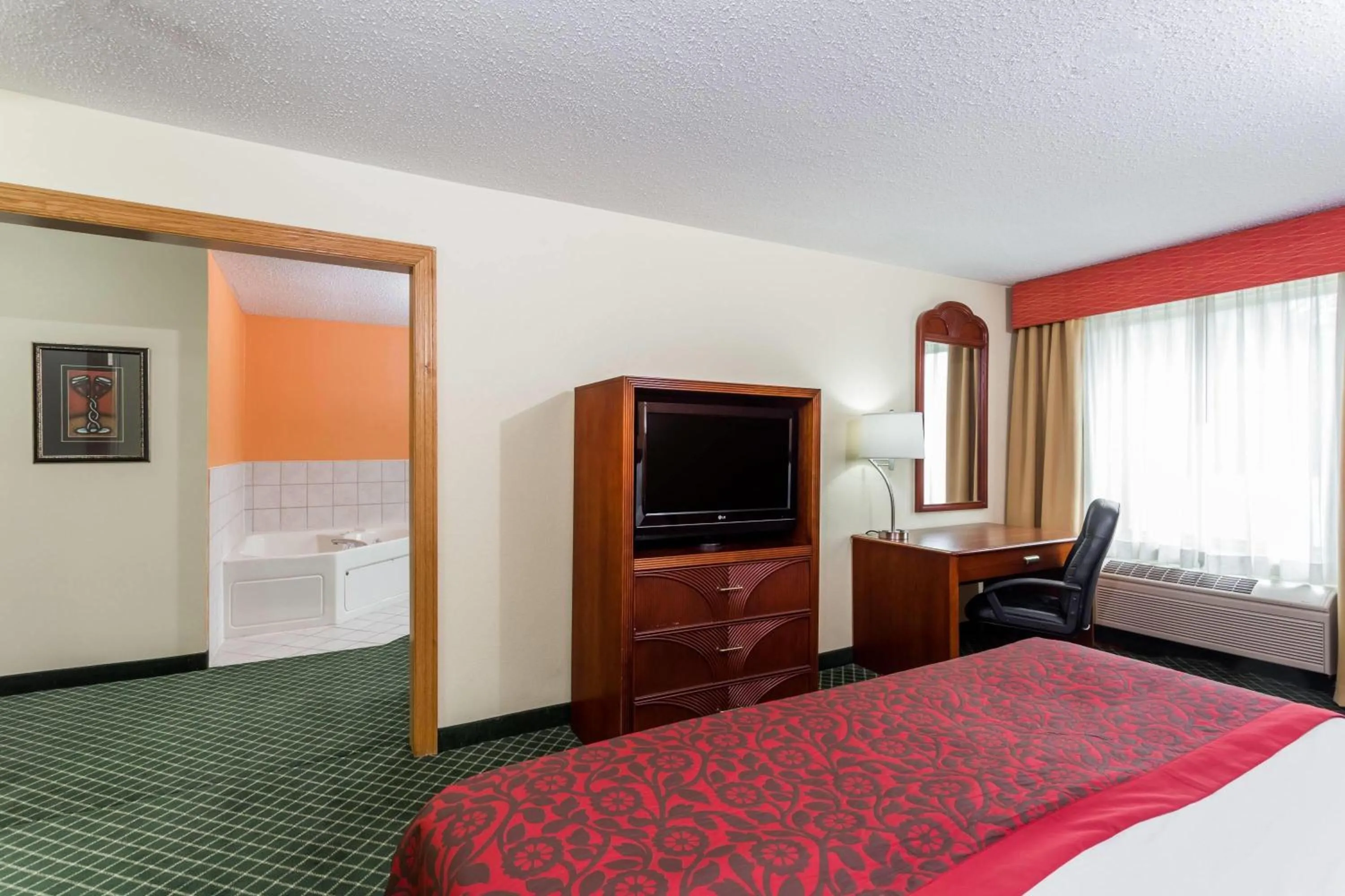 Bath, Bed in Days Inn & Suites by Wyndham Bloomington/Normal IL