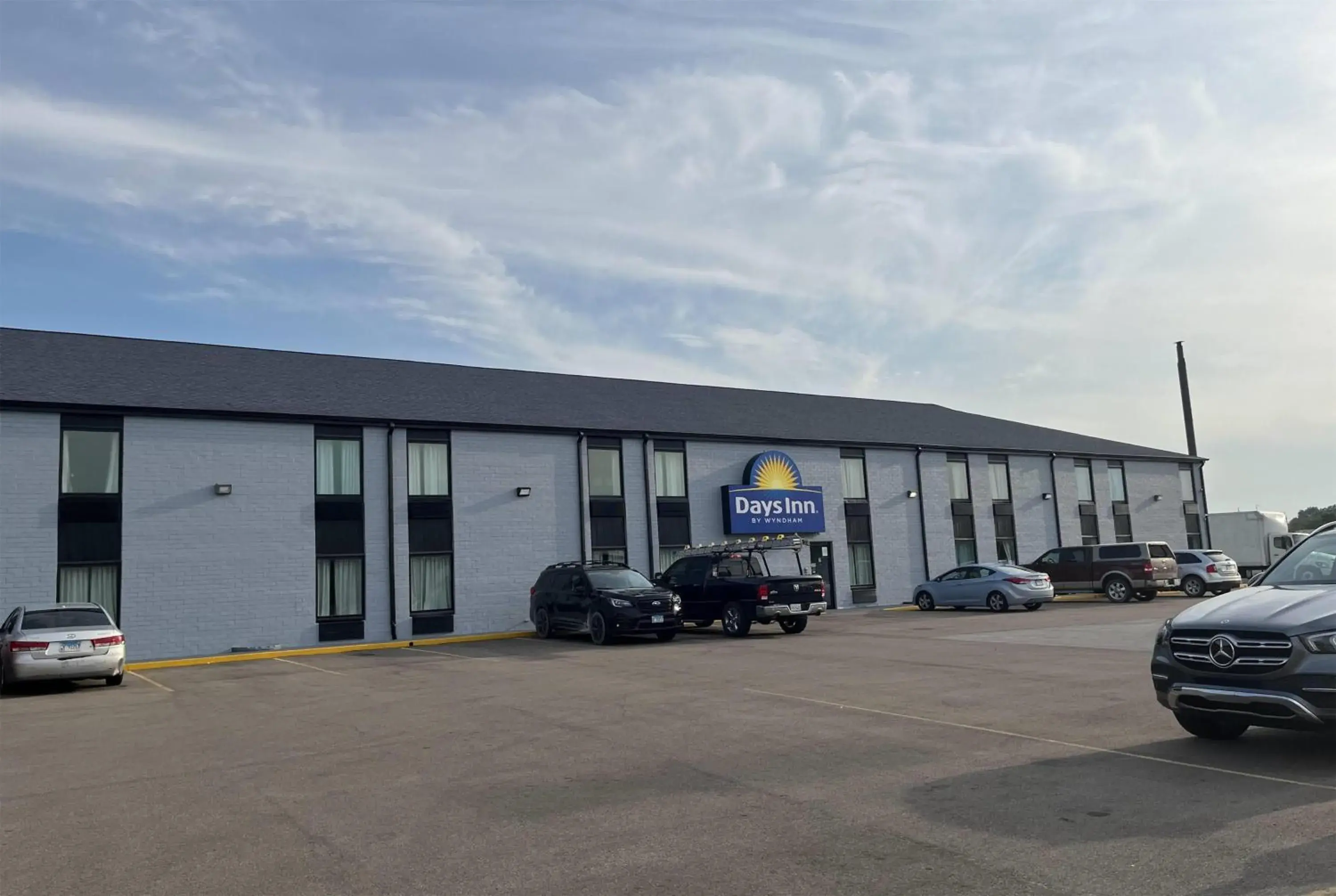 Property building in Days Inn & Suites by Wyndham Bloomington/Normal IL Property building in Days Inn & Suites by Wyndham Bloomington/Normal IL