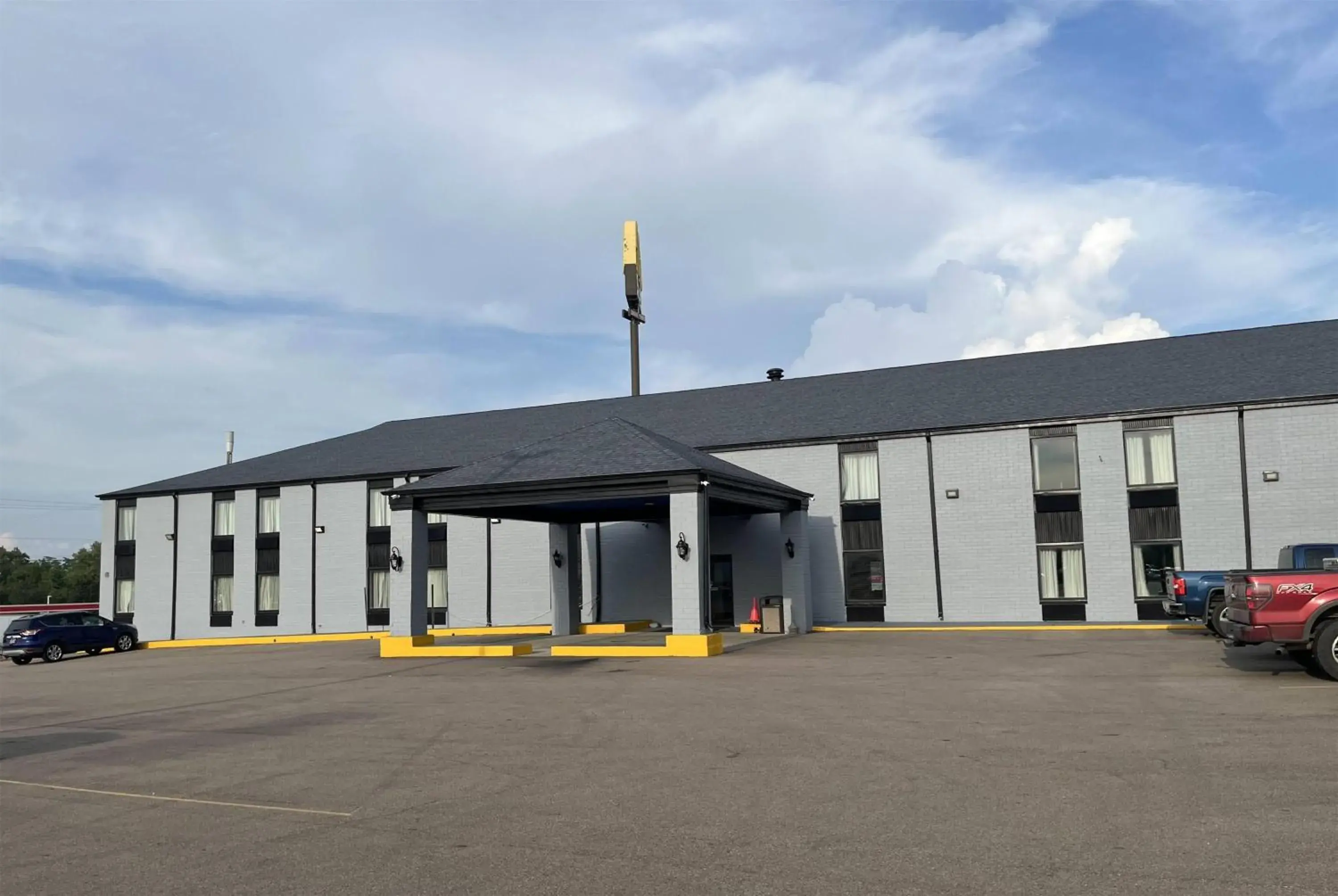 Property building in Days Inn & Suites by Wyndham Bloomington/Normal IL Property building in Days Inn & Suites by Wyndham Bloomington/Normal IL