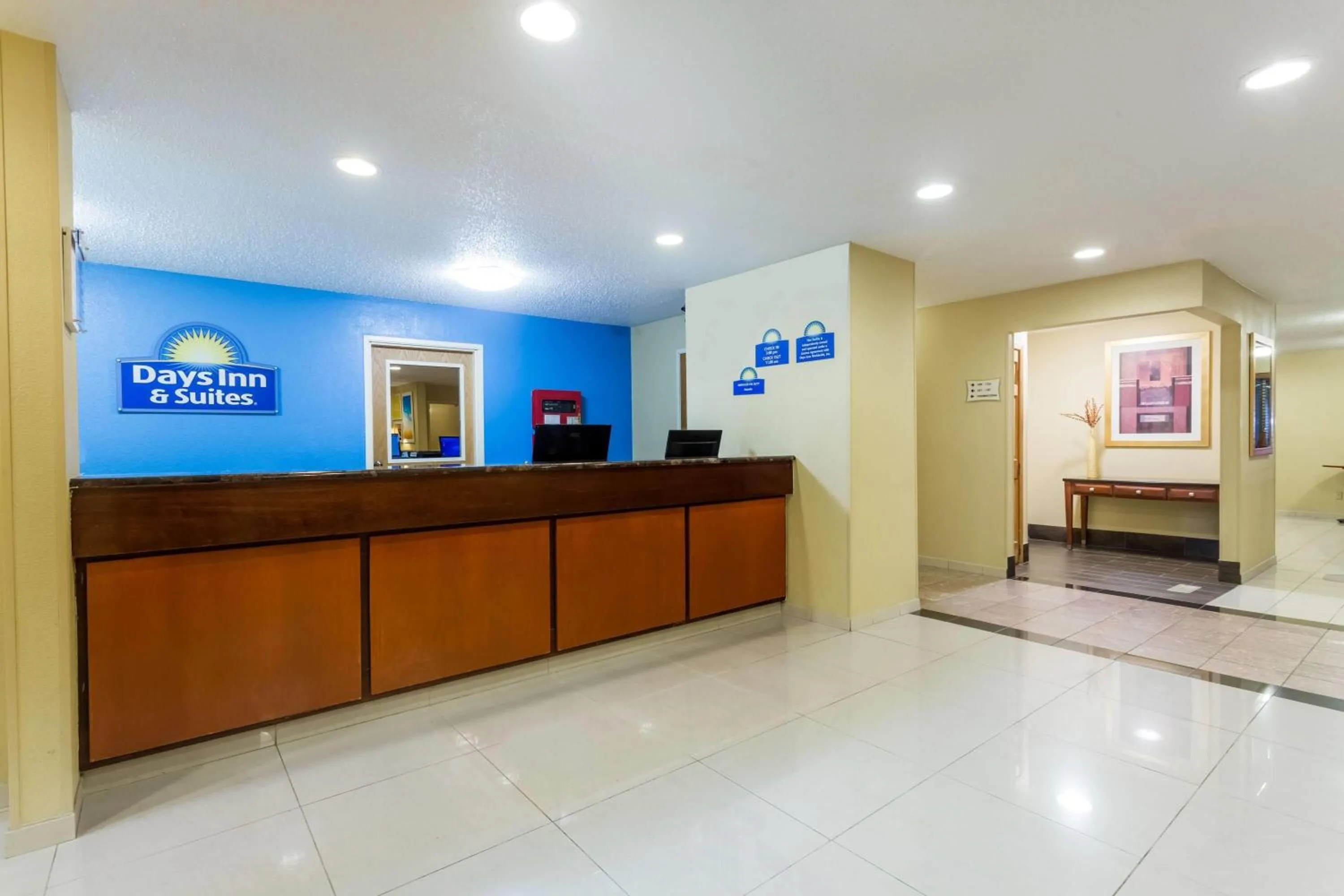 Lobby or reception in Days Inn & Suites by Wyndham Bloomington/Normal IL