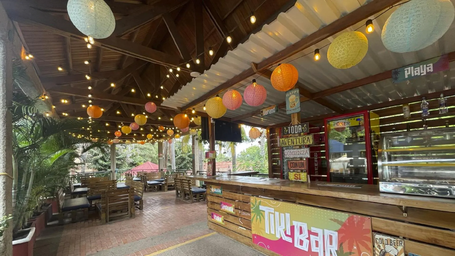 Restaurant/places to eat in Hotel Girardot Resort by On Vacation