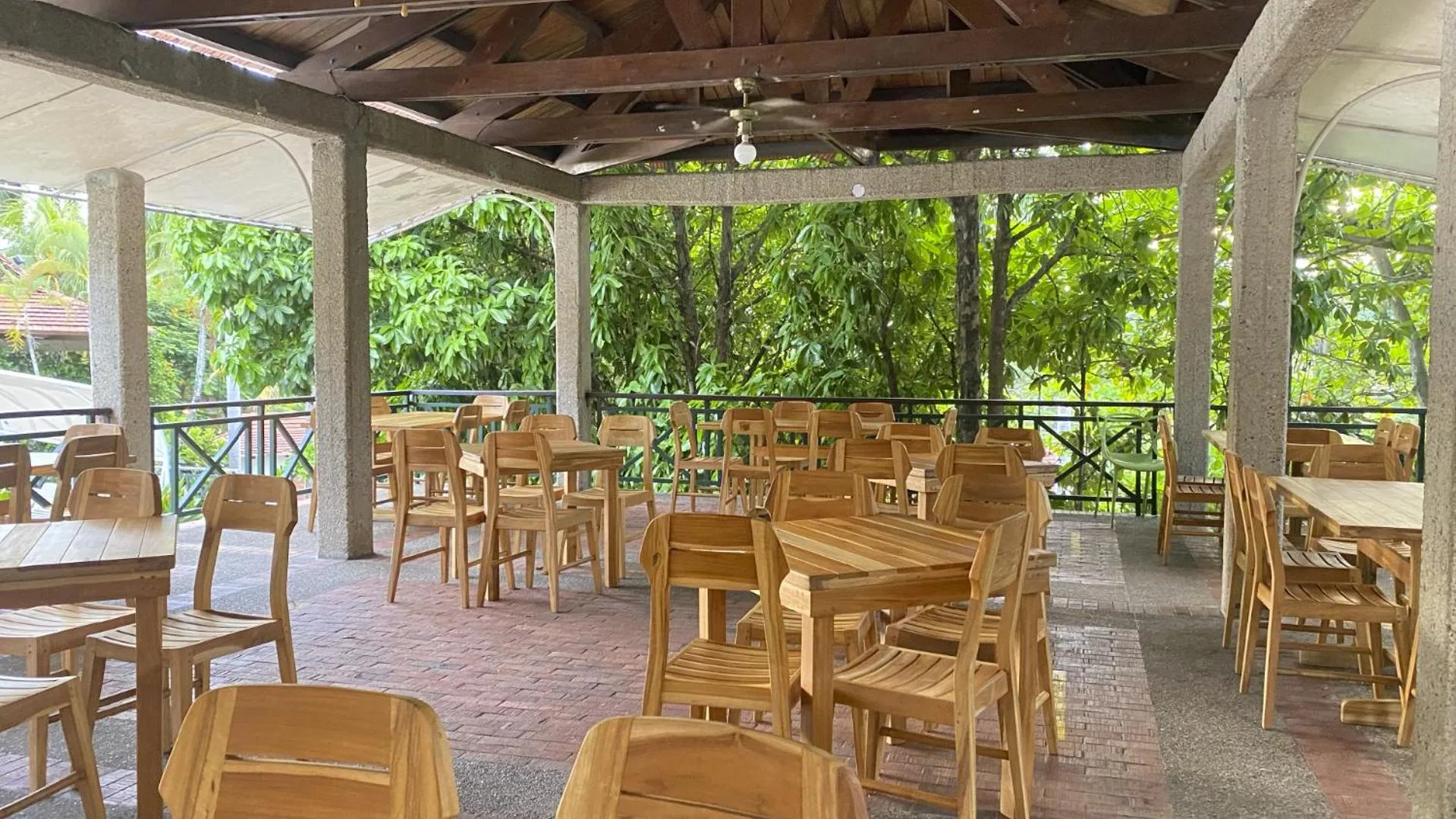 Restaurant/places to eat in Hotel Girardot Resort by On Vacation