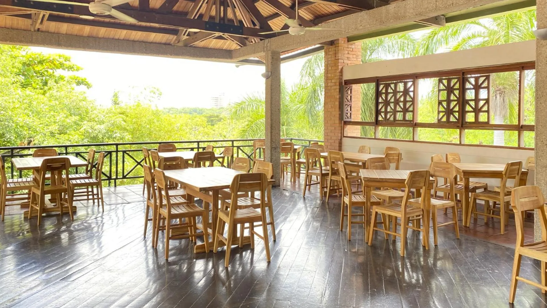 Restaurant/places to eat in Hotel Girardot Resort by On Vacation