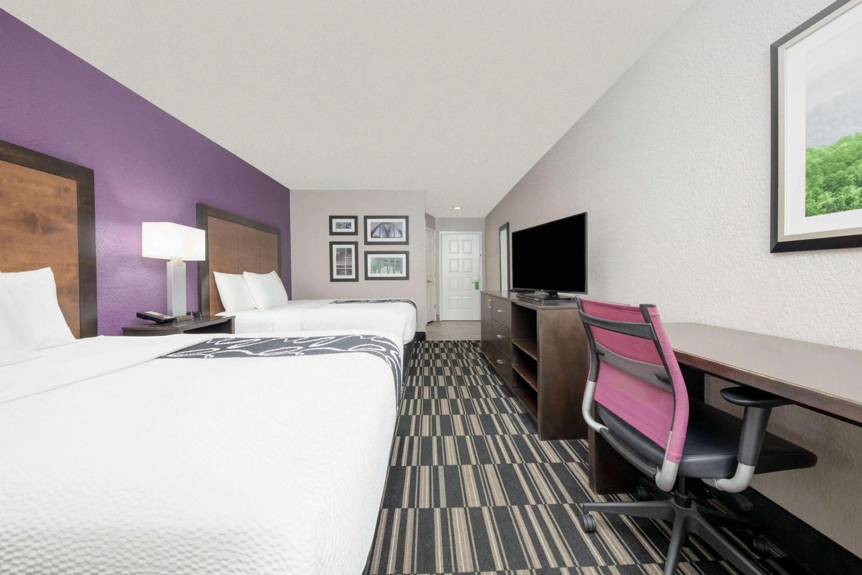 Photo of the whole room, Bed in La Quinta Inn by Wyndham El Dorado